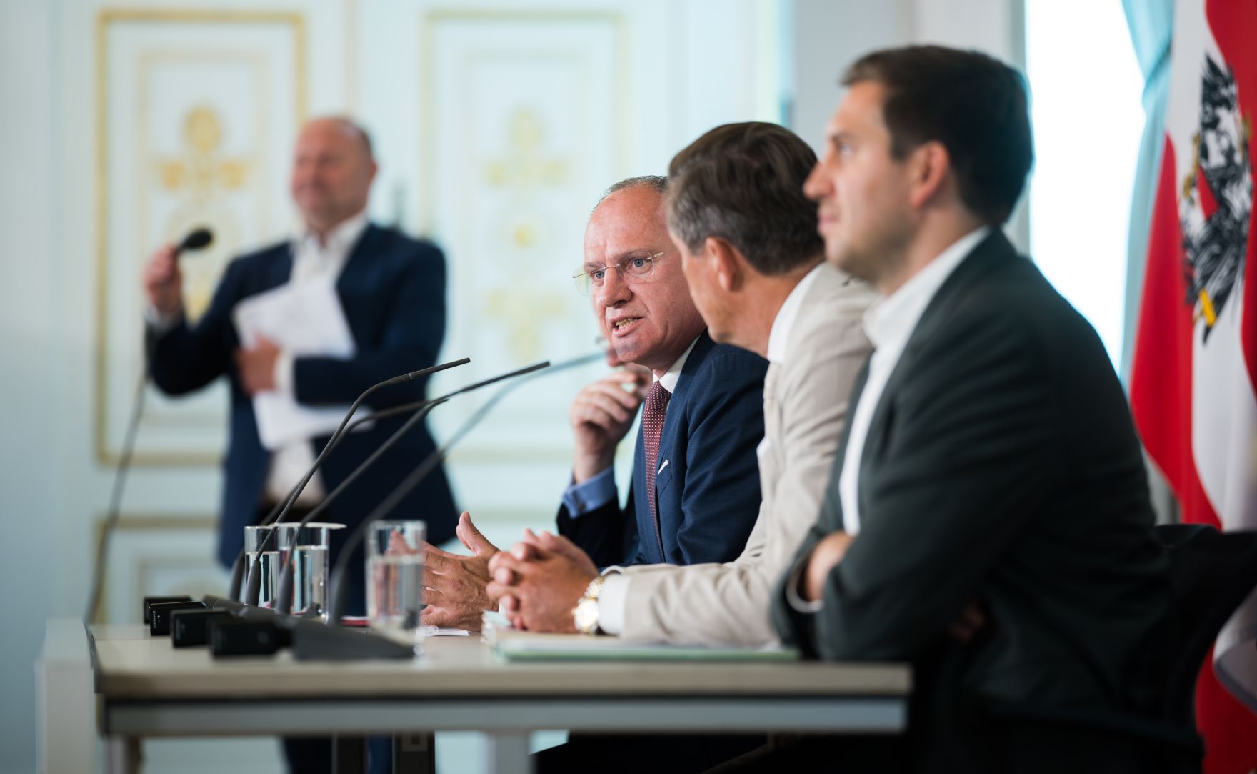 Am 25. Juni 2025 nahm Staatssekret&auml;r Alexander Pr&ouml;ll (r.) gemeinsam mit Bundesminister Peter Hanke (2.v.r.), Bundesminister Gerhard Karner (m.) und Staatssekret&auml;r Sepp Schellhorn am Pressefoyer nach dem Ministerrat teil.