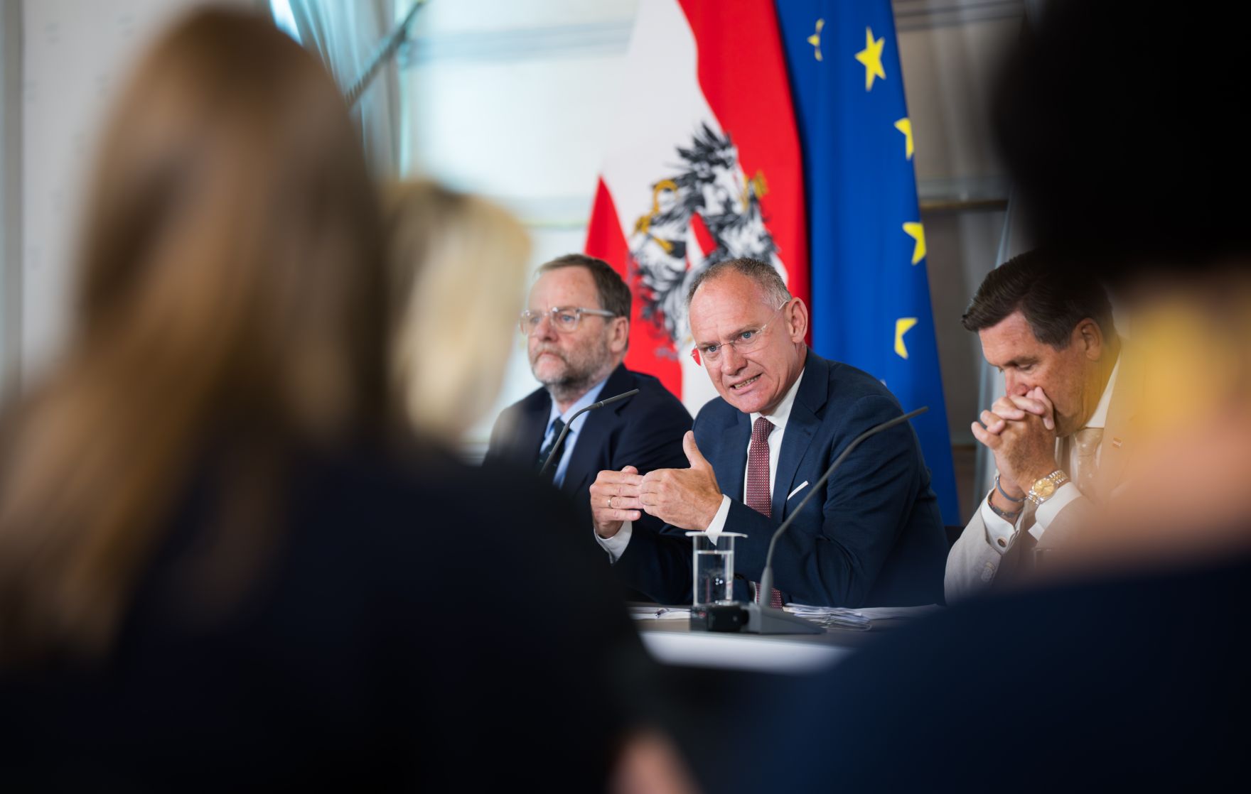 Am 25. Juni 2025 nahm Staatssekret&auml;r Alexander Pr&ouml;ll gemeinsam mit Bundesminister Peter Hanke (r.), Bundesminister Gerhard Karner (m.) und Staatssekret&auml;r Sepp Schellhorn (l.) am Pressefoyer nach dem Ministerrat teil.