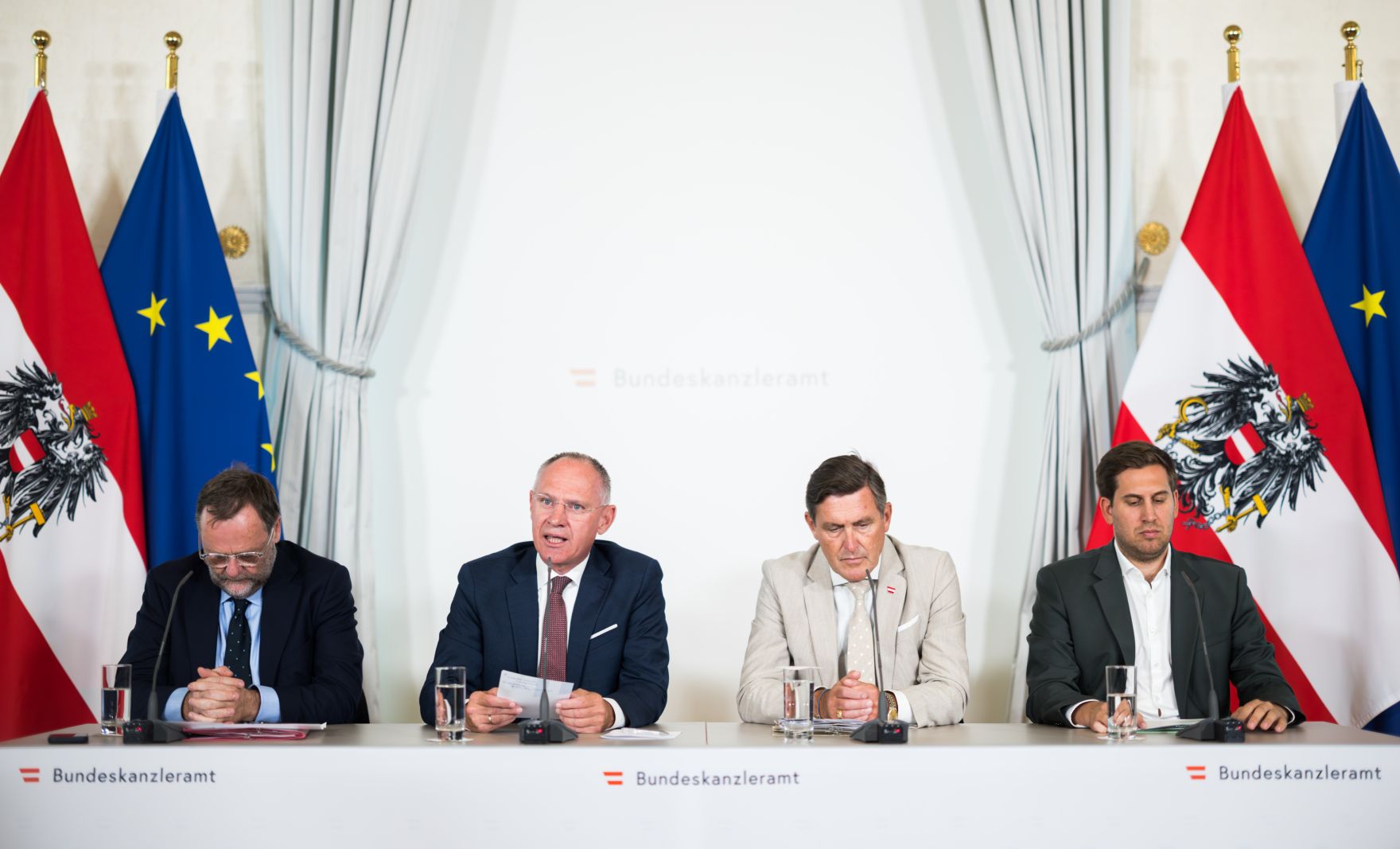 Am 25. Juni 2025 nahm Staatssekret&auml;r Alexander Pr&ouml;ll (r.) gemeinsam mit Bundesminister Peter Hanke (m.r.), Bundesminister Gerhard Karner (m.l.) und Staatssekret&auml;r Sepp Schellhorn (l.) am Pressefoyer nach dem Ministerrat teil.