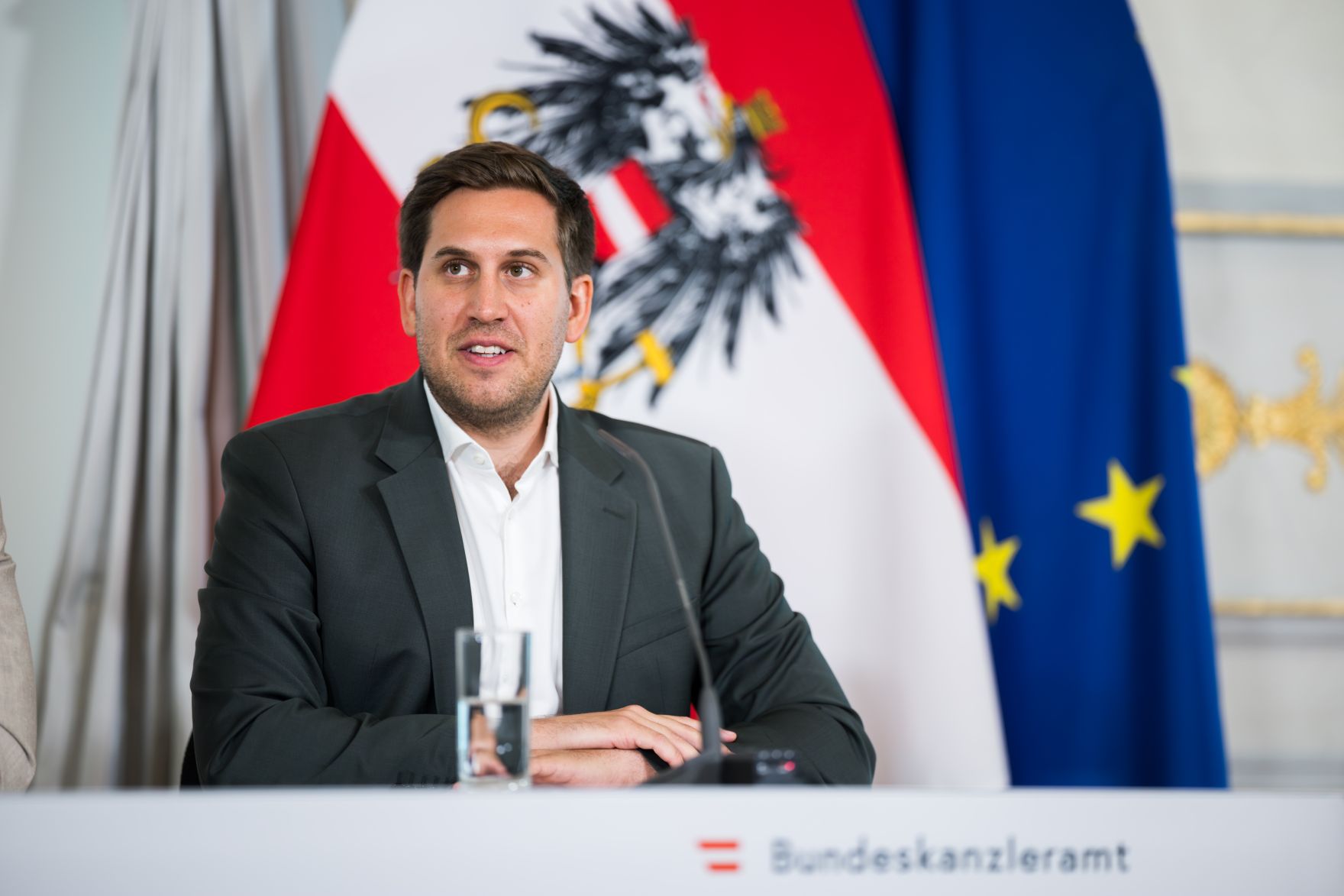 Am 25. Juni 2025 nahm Staatssekret&auml;r Alexander Pr&ouml;ll (im Bild) gemeinsam mit Bundesminister Peter Hanke, Bundesminister Gerhard Karner und Staatssekret&auml;r Sepp Schellhorn am Pressefoyer nach dem Ministerrat teil.
