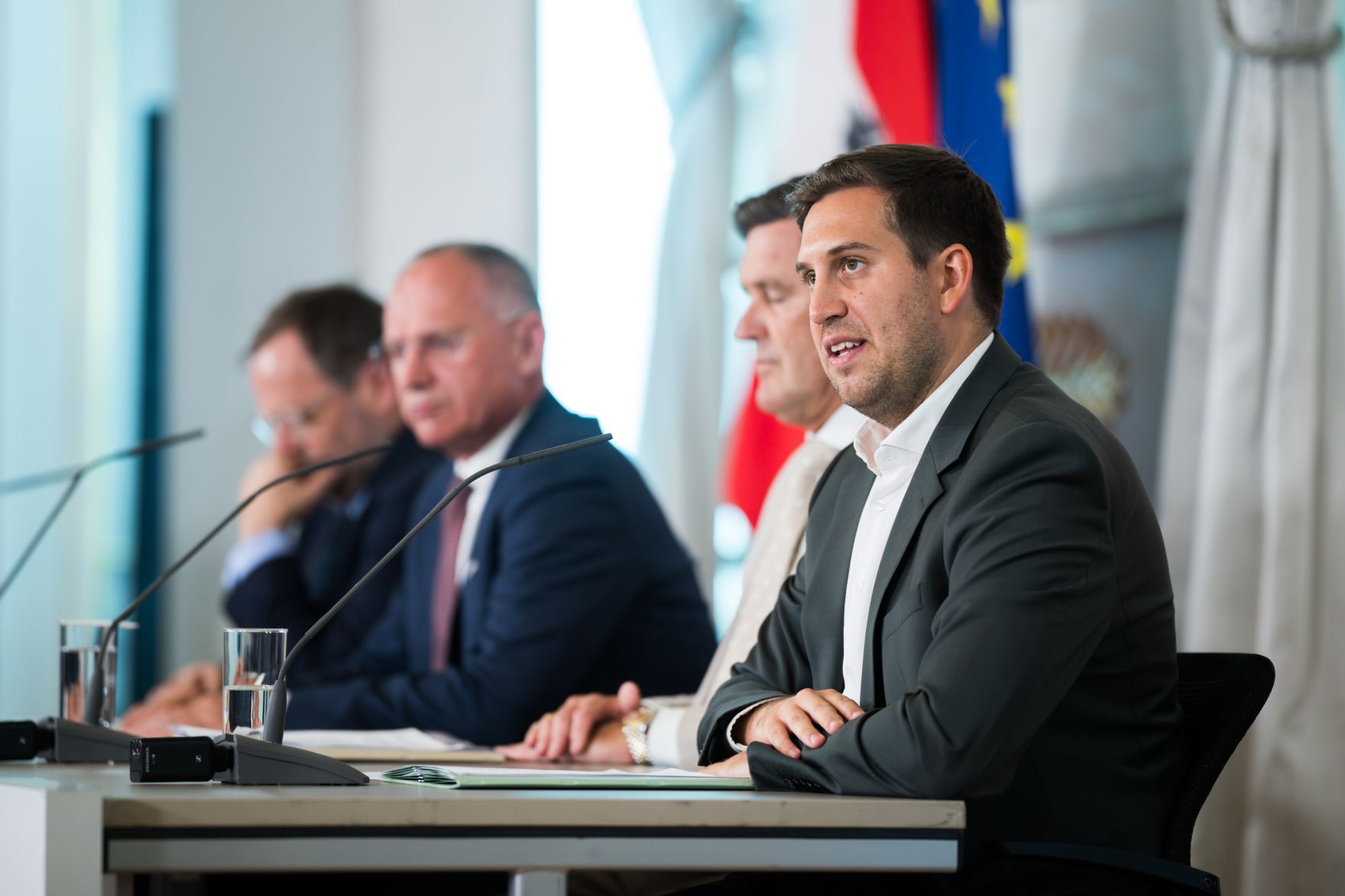 Am 25. Juni 2025 nahm Staatssekret&auml;r Alexander Pr&ouml;ll (r.) gemeinsam mit Bundesminister Peter Hanke (2.v.r.), Bundesminister Gerhard Karner (2.v.l.) und Staatssekret&auml;r Sepp Schellhorn (l.) am Pressefoyer nach dem Ministerrat teil.