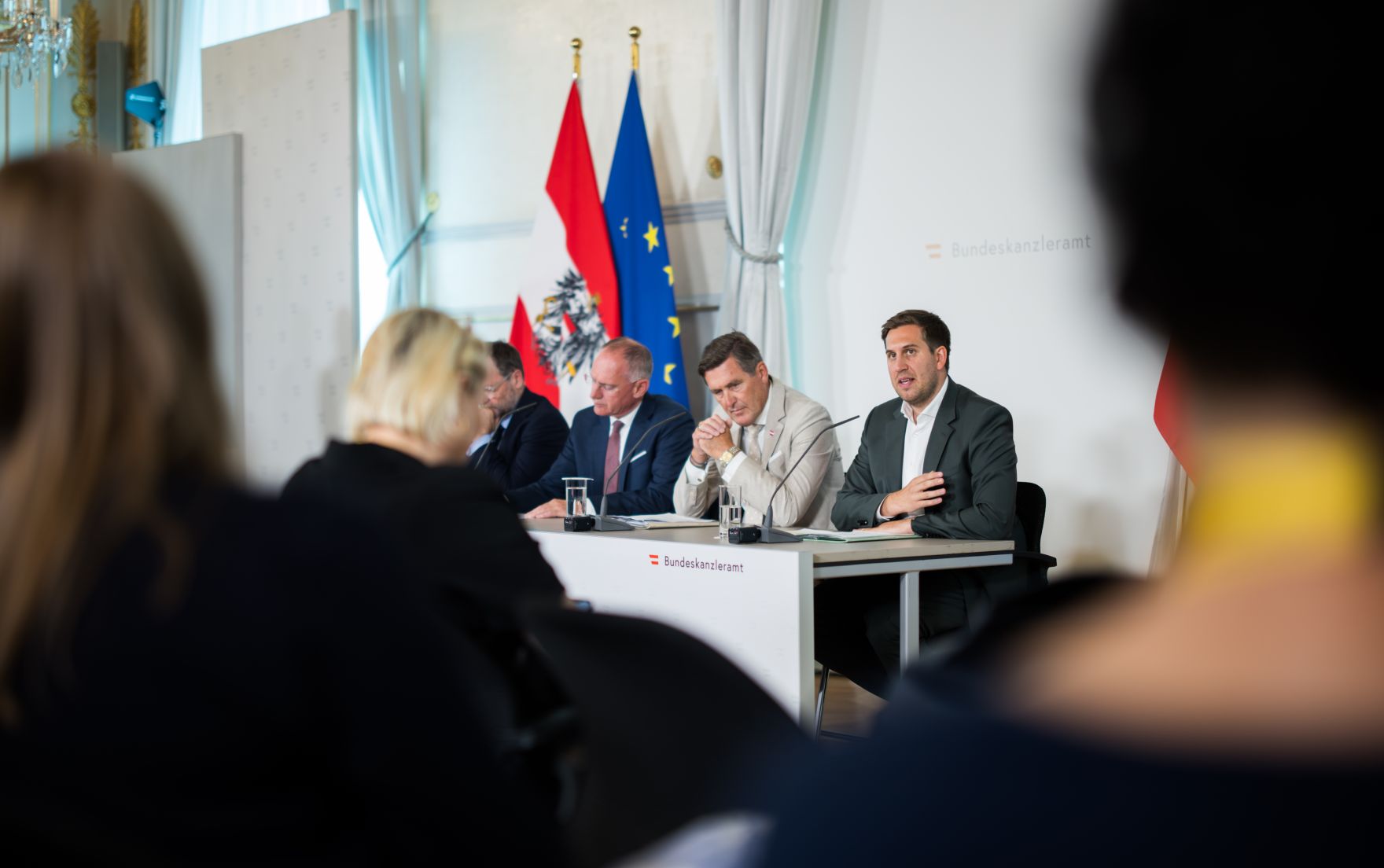 Am 25. Juni 2025 nahm Staatssekret&auml;r Alexander Pr&ouml;ll (r.) gemeinsam mit Bundesminister Peter Hanke (2.v.r.), Bundesminister Gerhard Karner (m.) und Staatssekret&auml;r Sepp Schellhorn (m.l.) am Pressefoyer nach dem Ministerrat teil.