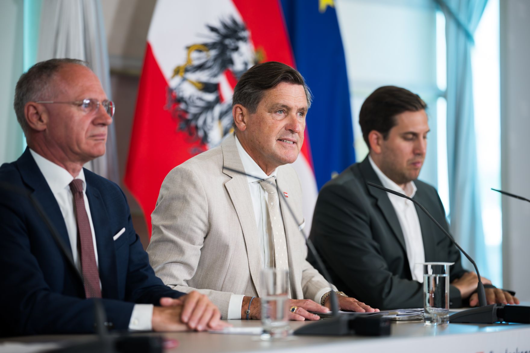 Am 25. Juni 2025 nahm Staatssekret&auml;r Alexander Pr&ouml;ll (r.) gemeinsam mit Bundesminister Peter Hanke (m.), Bundesminister Gerhard Karner und Staatssekret&auml;r Sepp Schellhorn (l.) am Pressefoyer nach dem Ministerrat teil.
