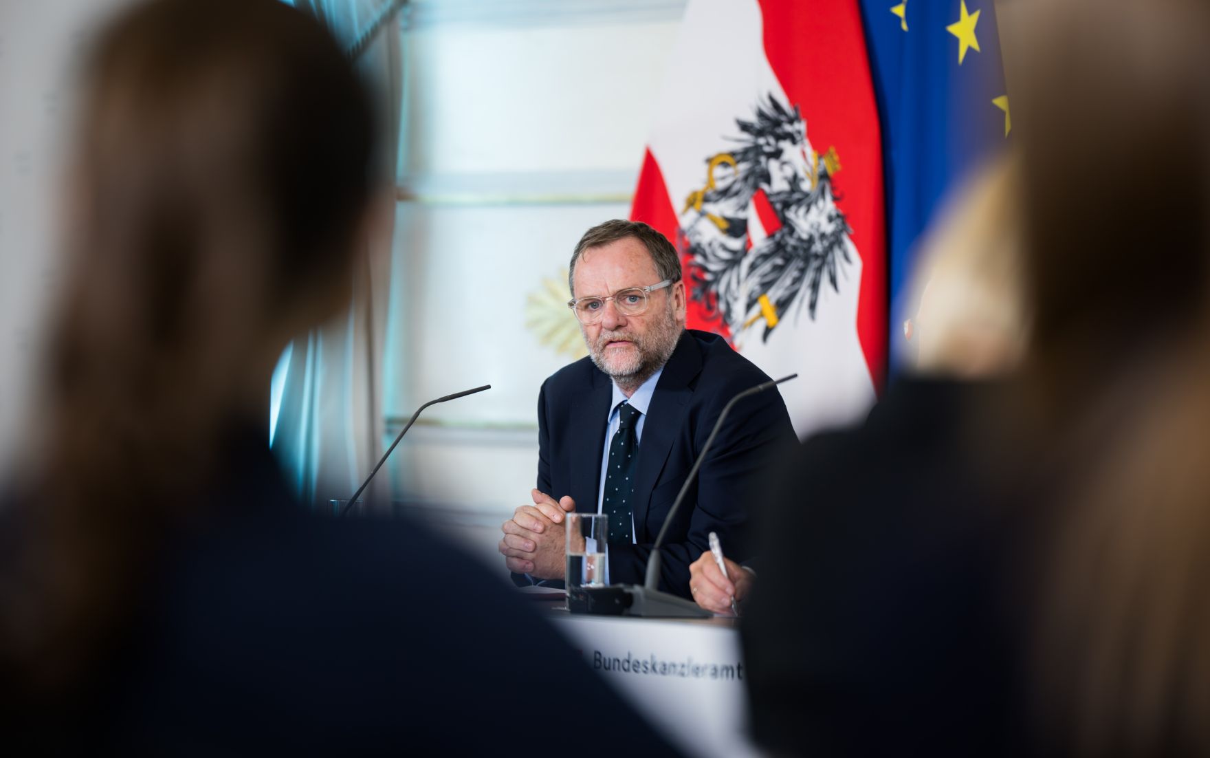 Am 25. Juni 2025 nahm Staatssekret&auml;r Alexander Pr&ouml;ll gemeinsam mit Bundesminister Peter Hanke, Bundesminister Gerhard Karner und Staatssekret&auml;r Sepp Schellhorn (im Bild) am Pressefoyer nach dem Ministerrat teil.