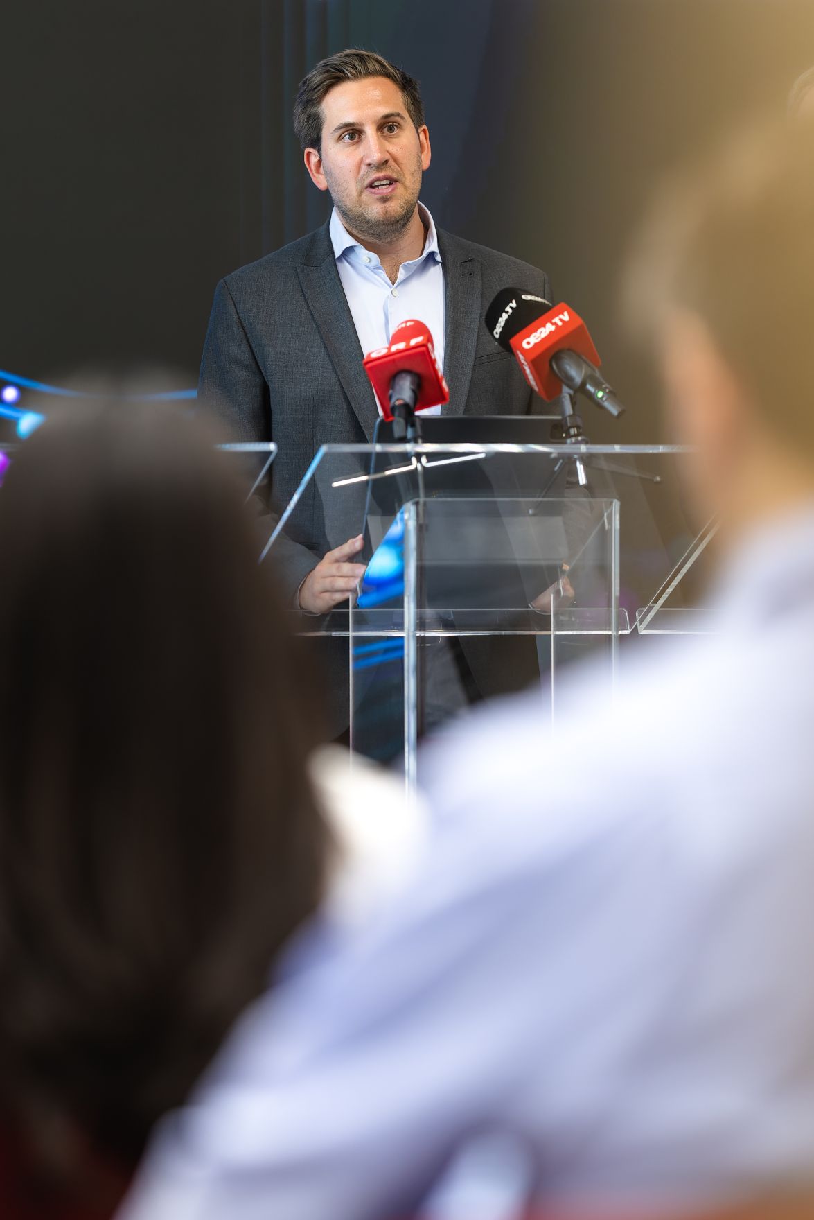 Am 30. Juni 2025 fand eine Pressekonferenz zum Thema &bdquo;Microsoft er&ouml;ffnet Rechenzentrumsregion in &Ouml;sterreich&ldquo; statt. Im Bild Staatssekret&auml;r Alexander Pr&ouml;ll (im Bild), Hermann Erlach, General Manager von Microsoft &Ouml;sterreich und Florian Slezak, Cloud Region Lead bei Microsoft &Ouml;sterreich.