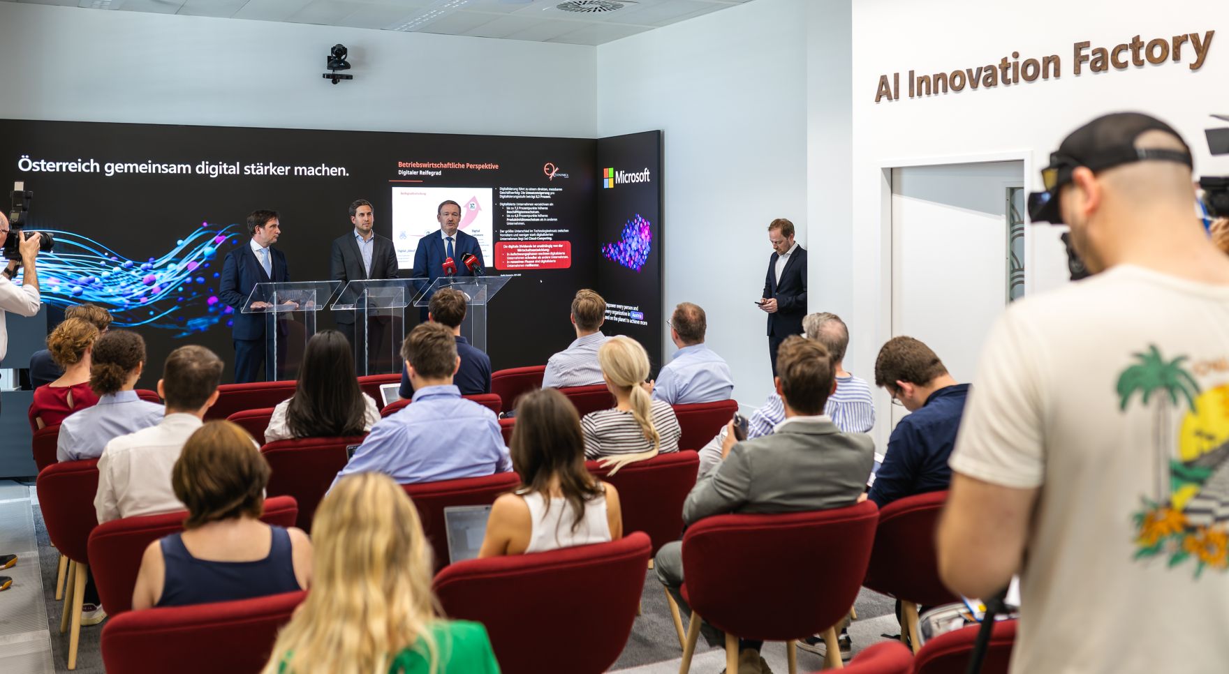 Am 30. Juni 2025 fand eine Pressekonferenz zum Thema &bdquo;Microsoft er&ouml;ffnet Rechenzentrumsregion in &Ouml;sterreich&ldquo; statt. Im Bild Staatssekret&auml;r Alexander Pr&ouml;ll (m.), Hermann Erlach (l.), General Manager von Microsoft &Ouml;sterreich und Florian Slezak (r.), Cloud Region Lead bei Microsoft &Ouml;sterreich.