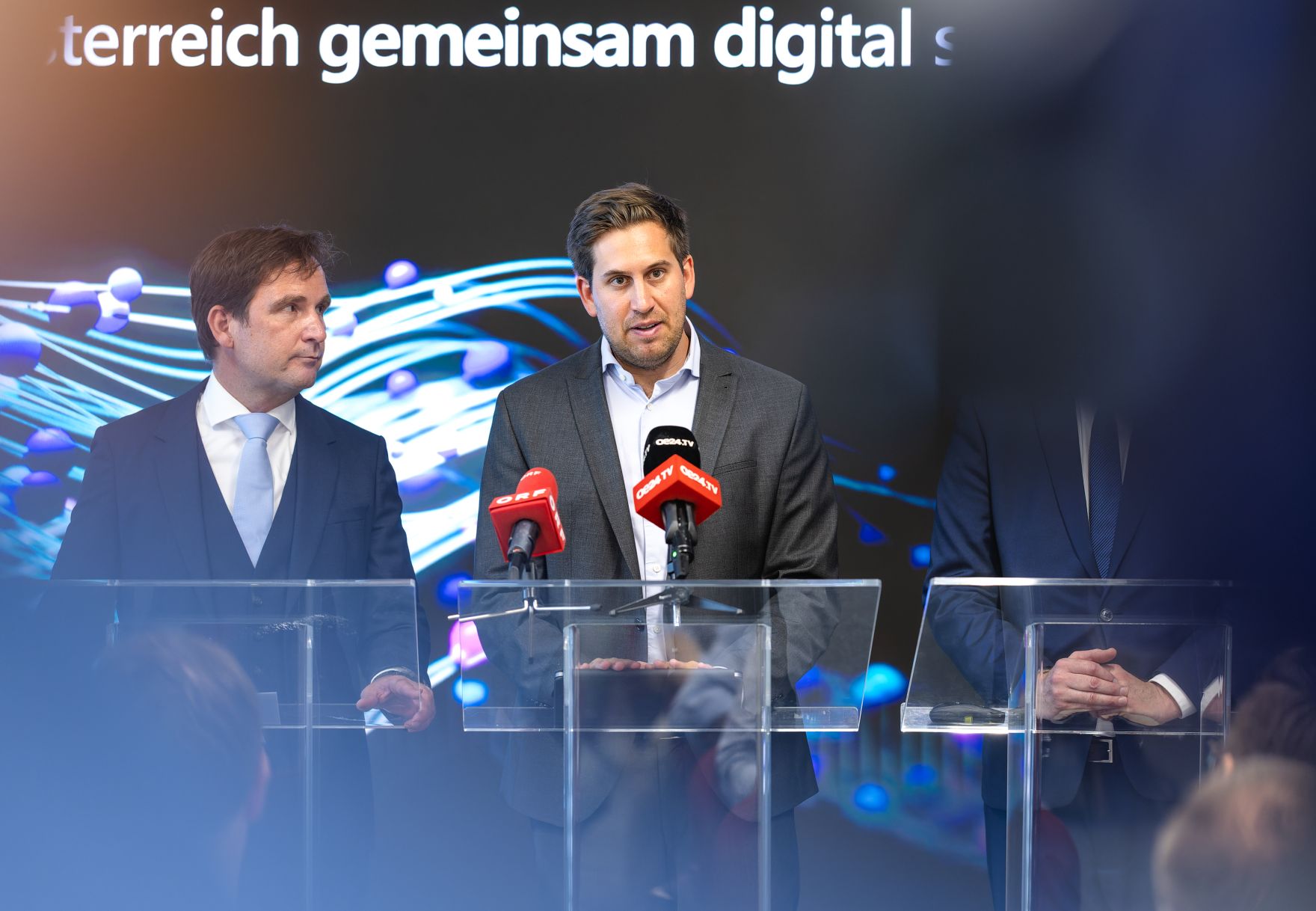 Am 30. Juni 2025 fand eine Pressekonferenz zum Thema &bdquo;Microsoft er&ouml;ffnet Rechenzentrumsregion in &Ouml;sterreich&ldquo; statt. Im Bild Staatssekret&auml;r Alexander Pr&ouml;ll (m.), Hermann Erlach (l.), General Manager von Microsoft &Ouml;sterreich und Florian Slezak, Cloud Region Lead bei Microsoft &Ouml;sterreich.