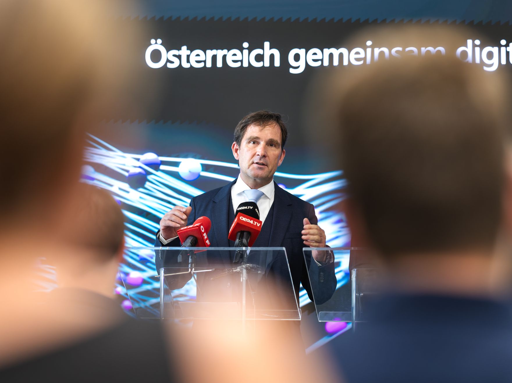 Am 30. Juni 2025 fand eine Pressekonferenz zum Thema &bdquo;Microsoft er&ouml;ffnet Rechenzentrumsregion in &Ouml;sterreich&ldquo; statt. Im Bild Staatssekret&auml;r Alexander Pr&ouml;ll, Hermann Erlach (im Bild), General Manager von Microsoft &Ouml;sterreich und Florian Slezak, Cloud Region Lead bei Microsoft &Ouml;sterreich.