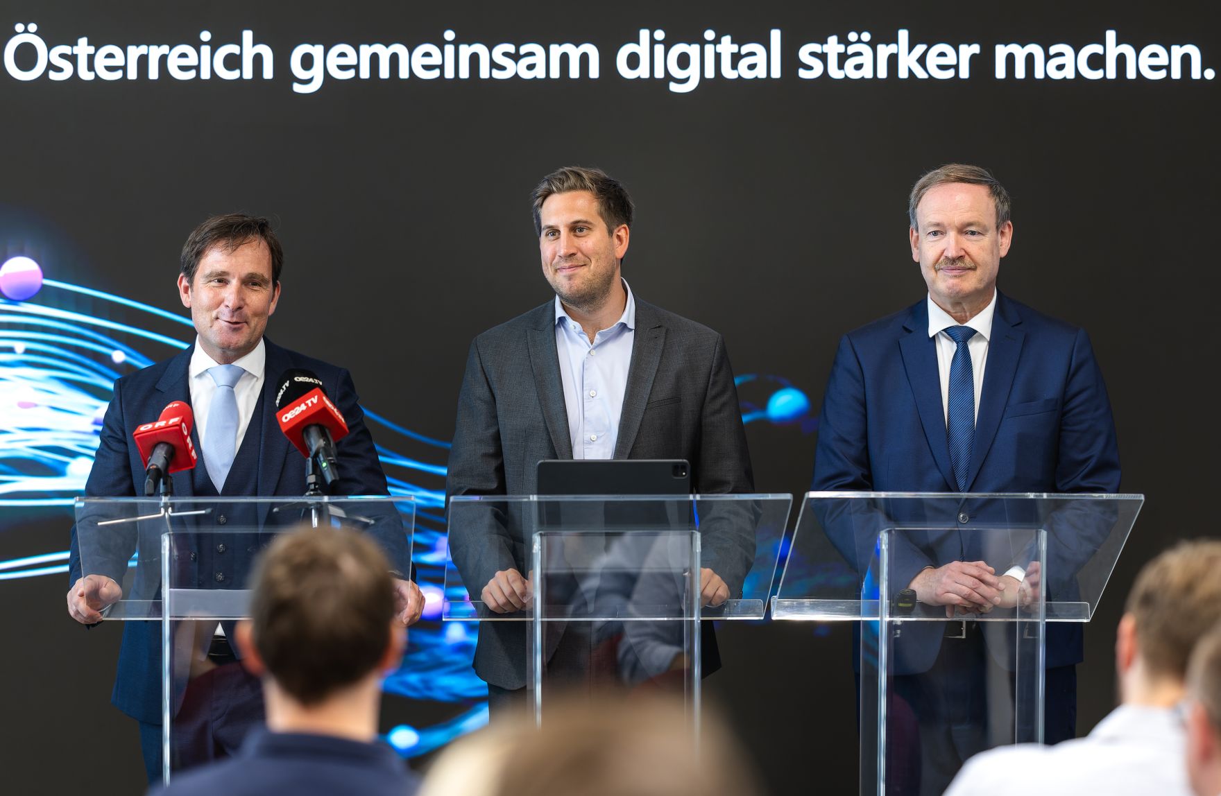 Am 30. Juni 2025 fand eine Pressekonferenz zum Thema &bdquo;Microsoft er&ouml;ffnet Rechenzentrumsregion in &Ouml;sterreich&ldquo; statt. Im Bild Staatssekret&auml;r Alexander Pr&ouml;ll (m.), Hermann Erlach (l.), General Manager von Microsoft &Ouml;sterreich und Florian Slezak (r.), Cloud Region Lead bei Microsoft &Ouml;sterreich.