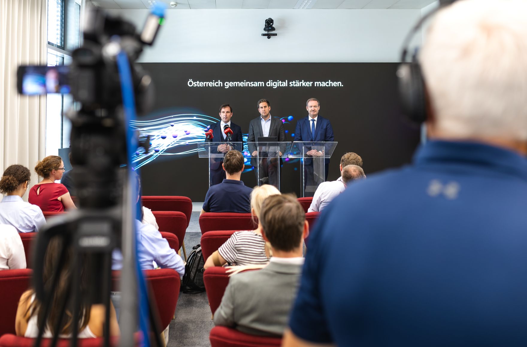 Am 30. Juni 2025 fand eine Pressekonferenz zum Thema &bdquo;Microsoft er&ouml;ffnet Rechenzentrumsregion in &Ouml;sterreich&ldquo; statt. Im Bild Staatssekret&auml;r Alexander Pr&ouml;ll (m.), Hermann Erlach (l.), General Manager von Microsoft &Ouml;sterreich und Florian Slezak (r.), Cloud Region Lead bei Microsoft &Ouml;sterreich.