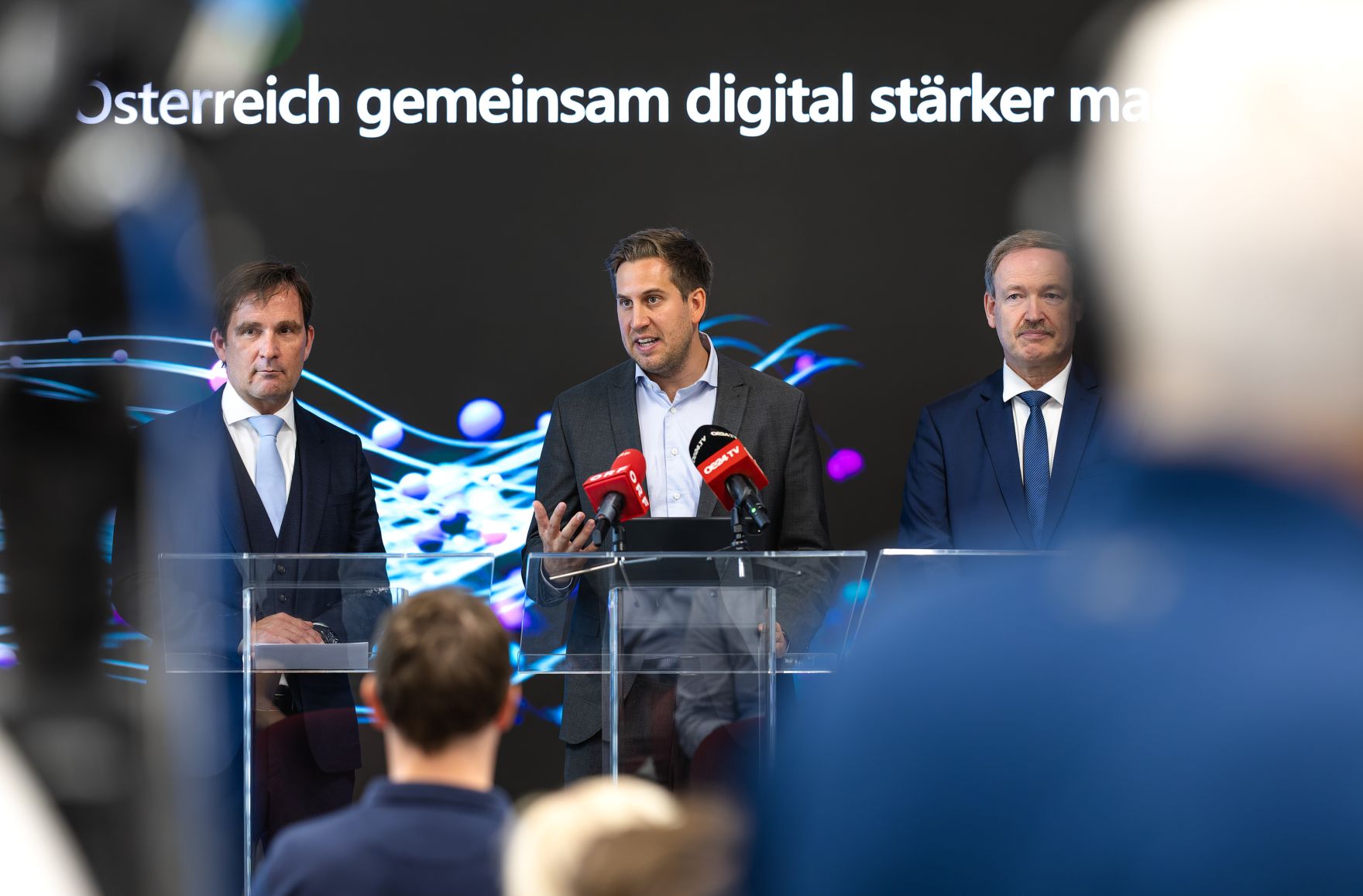 Am 30. Juni 2025 fand eine Pressekonferenz zum Thema &bdquo;Microsoft er&ouml;ffnet Rechenzentrumsregion in &Ouml;sterreich&ldquo; statt. Im Bild Staatssekret&auml;r Alexander Pr&ouml;ll (m.), Hermann Erlach (l.), General Manager von Microsoft &Ouml;sterreich und Florian Slezak (r.), Cloud Region Lead bei Microsoft &Ouml;sterreich.