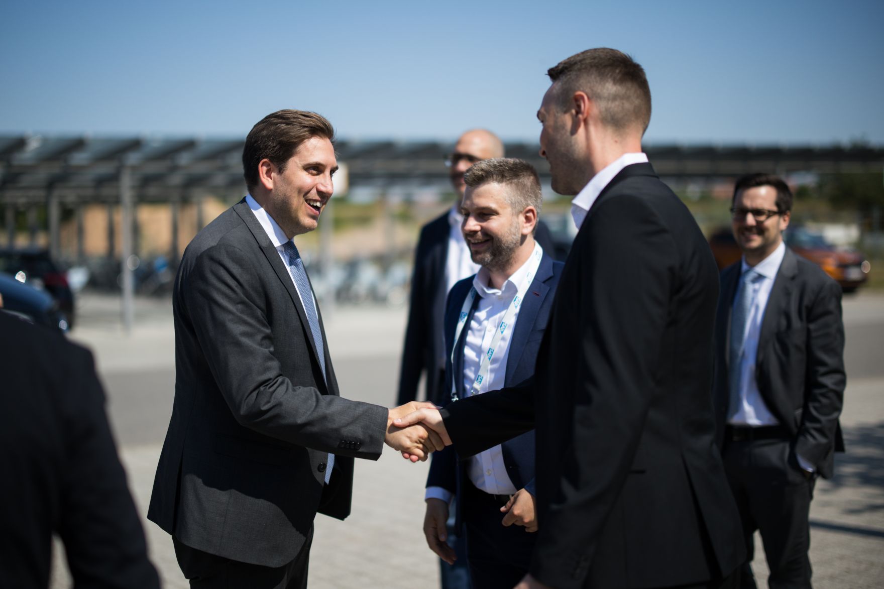 Am 1. Juli 2025 reiste Staatssekret&auml;r Alexander Pr&ouml;ll (l.) zu einem Arbeitsbesuch nach Deutschland. Im Bild beim Besuch des Softwareherstellers SAP Deutschland SE &amp; Co. KG.