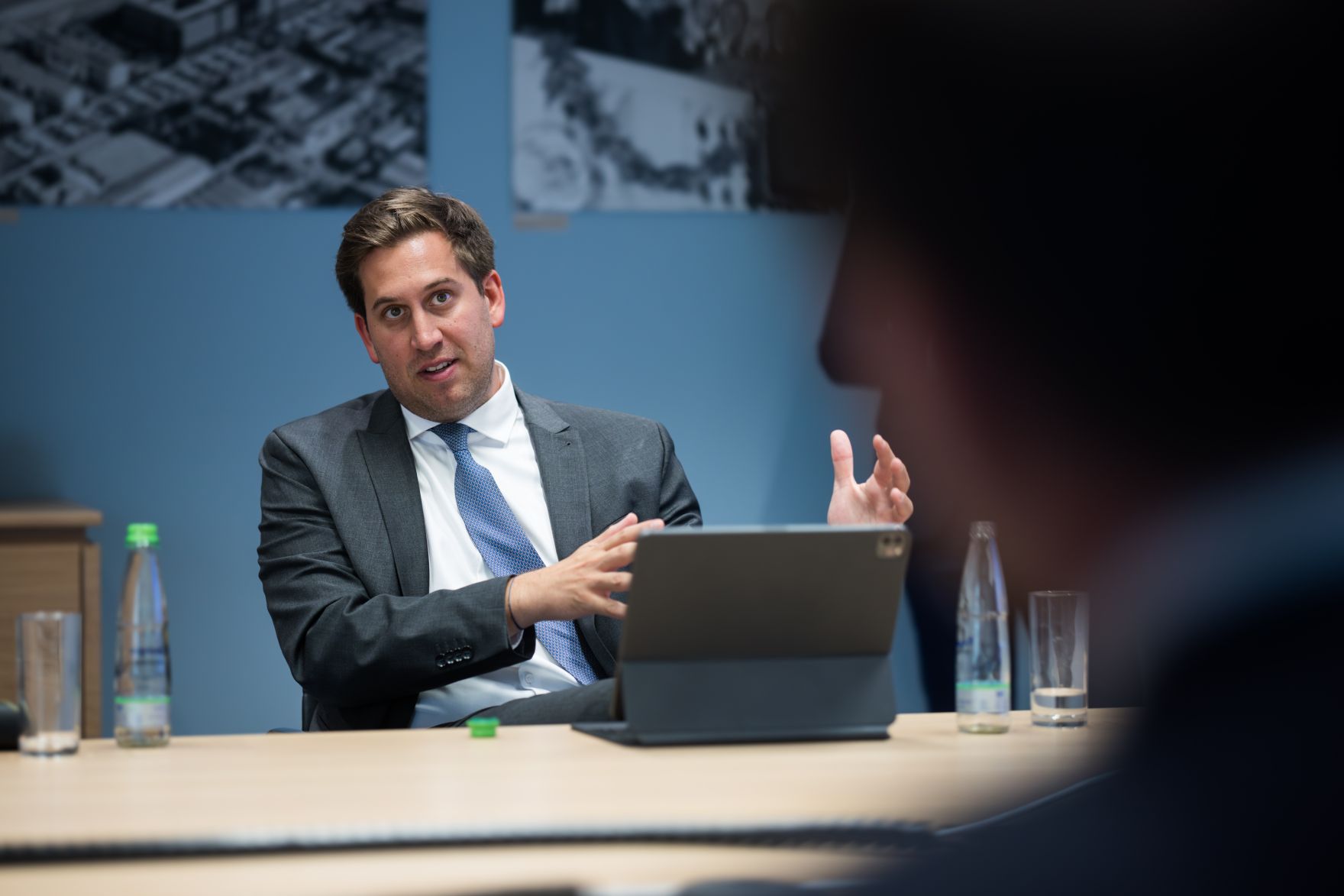 Am 1. Juli 2025 reiste Staatssekret&auml;r Alexander Pr&ouml;ll (im Bild) zu einem Arbeitsbesuch nach Deutschland. Im Bild beim Besuch des Softwareherstellers SAP Deutschland SE &amp; Co. KG.