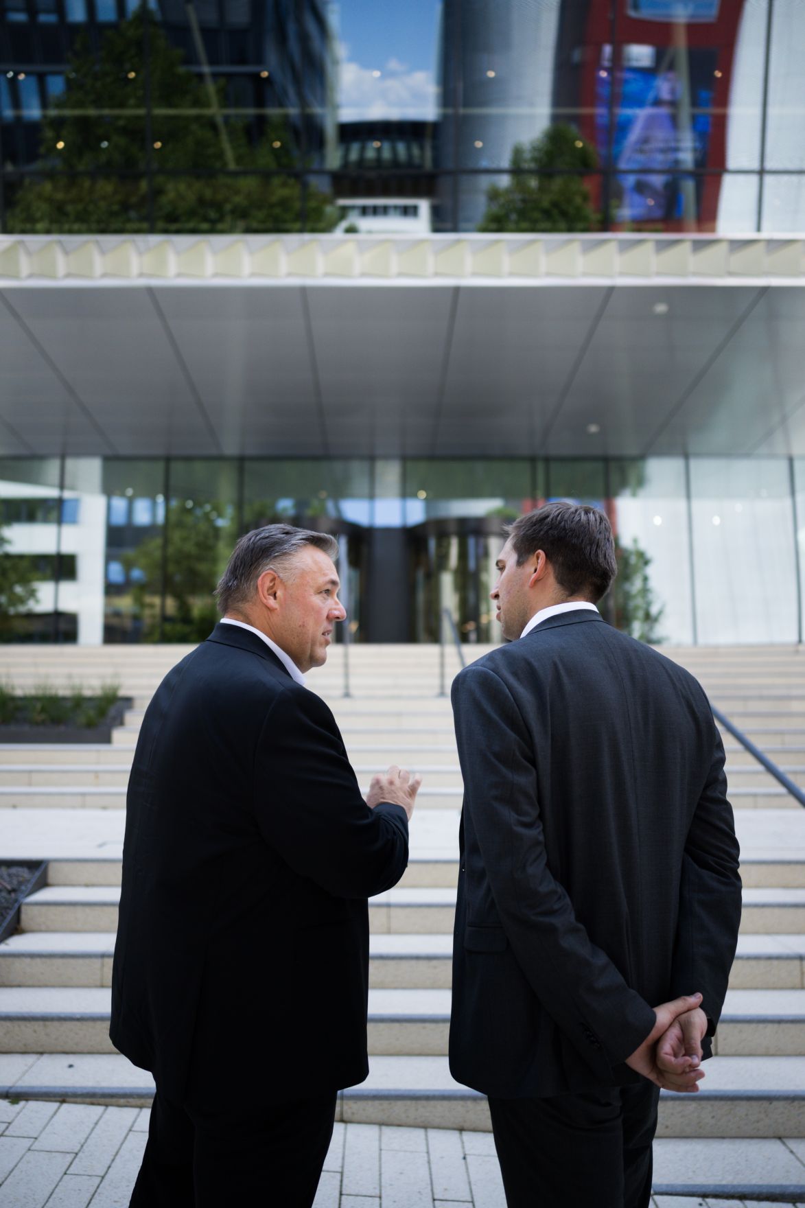Am 1. Juli 2025 reiste Staatssekret&auml;r Alexander Pr&ouml;ll (r.) zu einem Arbeitsbesuch nach Deutschland. Im Bild mit dem Digital Vorstand Rolf Schumann (l.) beim Besuch der Schwarz-Gruppe.