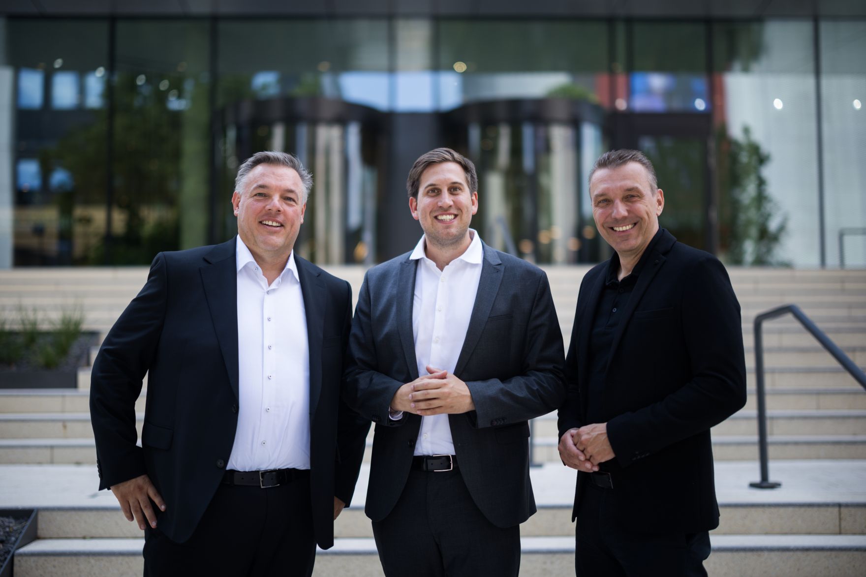Am 1. Juli 2025 reiste Staatssekret&auml;r Alexander Pr&ouml;ll (m.) zu einem Arbeitsbesuch nach Deutschland. Im Bild mit dem Digital Vorstand Rolf Schumann (l.) und dem Co-CEO Christian M&uuml;ller (r.) beim Besuch der Schwarz-Gruppe.