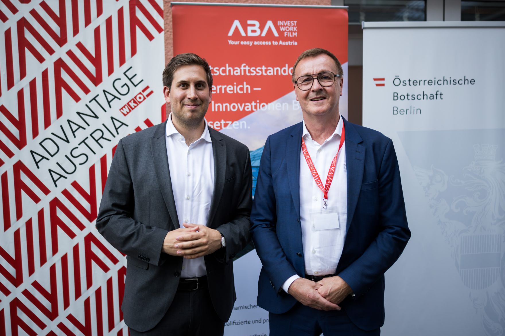 Am 1. Juli 2025 reiste Staatssekret&auml;r Alexander Pr&ouml;ll (l.) zu einem Arbeitsbesuch nach Deutschland. Im Bild mit Ernst B&uuml;rger (r.), Staatssekret&auml;r und IT-Beauftragter des Landes Brandenburg beim Late Night Talk der WKO Aussenwirtschaft Austria.