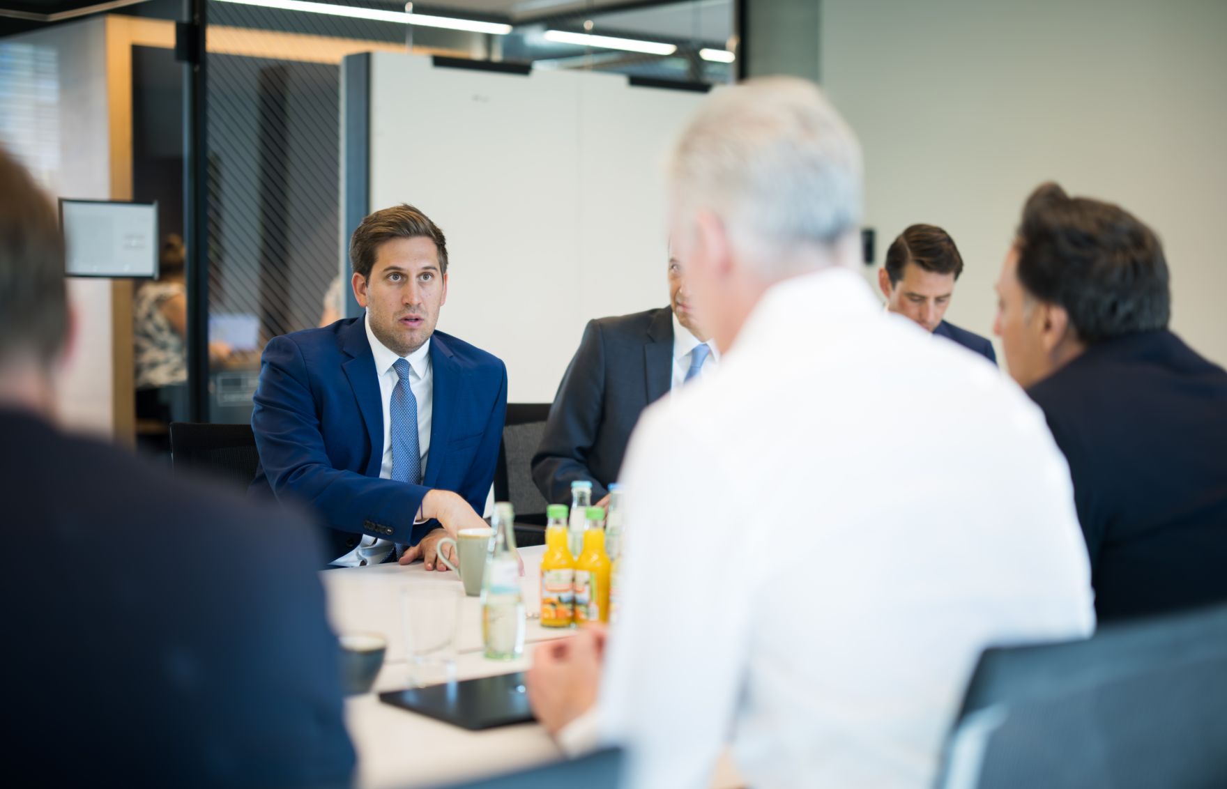 Am 1. Juli 2025 reiste Staatssekret&auml;r Alexander Pr&ouml;ll (l.) zu einem Arbeitsbesuch nach Deutschland. Im Bild beim Besuch des GovTech Campus Deutschland.