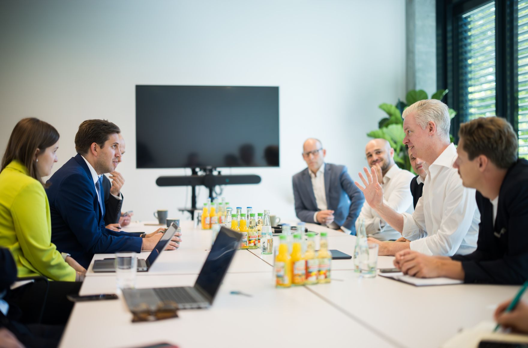 Am 1. Juli 2025 reiste Staatssekret&auml;r Alexander Pr&ouml;ll (l.) zu einem Arbeitsbesuch nach Deutschland. Im Bild beim Besuch des GovTech Campus Deutschland.