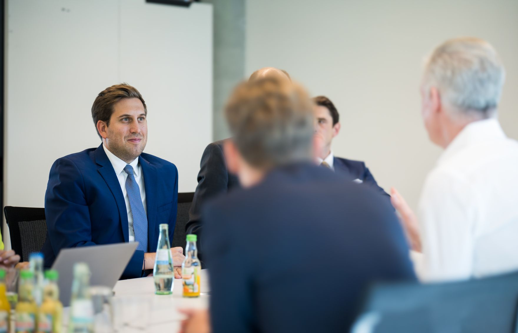 Am 1. Juli 2025 reiste Staatssekret&auml;r Alexander Pr&ouml;ll (l.) zu einem Arbeitsbesuch nach Deutschland. Im Bild beim Besuch des GovTech Campus Deutschland.