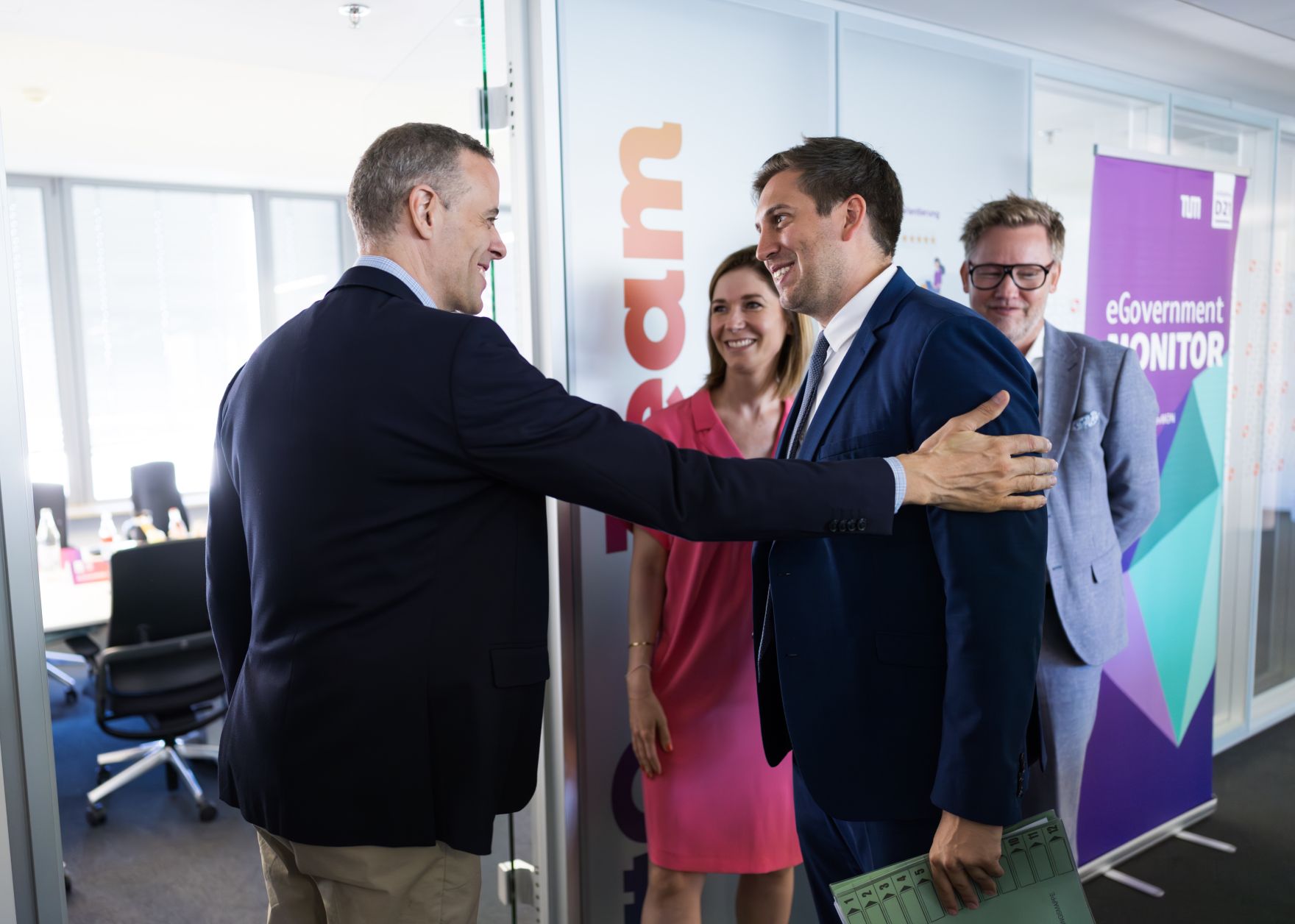 Am 1. Juli 2025 reiste Staatssekret&auml;r Alexander Pr&ouml;ll (r.) zu einem Arbeitsbesuch nach Deutschland. Im Bild mit Lena-Sophie M&uuml;ller (m.), CEO der Initiative D21 und Staatssekret&auml;r im Bundesministerium f&uuml;r Digitales und Staatsmodernisierung Markus Richter (l.)