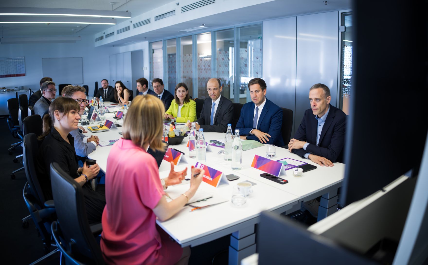 Am 1. Juli 2025 reiste Staatssekret&auml;r Alexander Pr&ouml;ll zu einem Arbeitsbesuch nach Deutschland. Im Bild bei der Pr&auml;sentation des D21 e-Government Monitors.