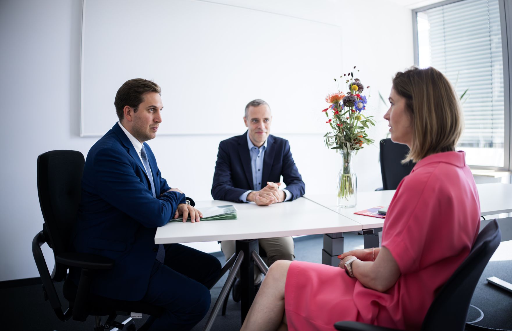 Am 1. Juli 2025 reiste Staatssekret&auml;r Alexander Pr&ouml;ll (l.) zu einem Arbeitsbesuch nach Deutschland. Im Bild mit Lena-Sophie M&uuml;ller (r.), CEO der Initiative D21 und Staatssekret&auml;r im Bundesministerium f&uuml;r Digitales und Staatsmodernisierung Markus Richter (m.)