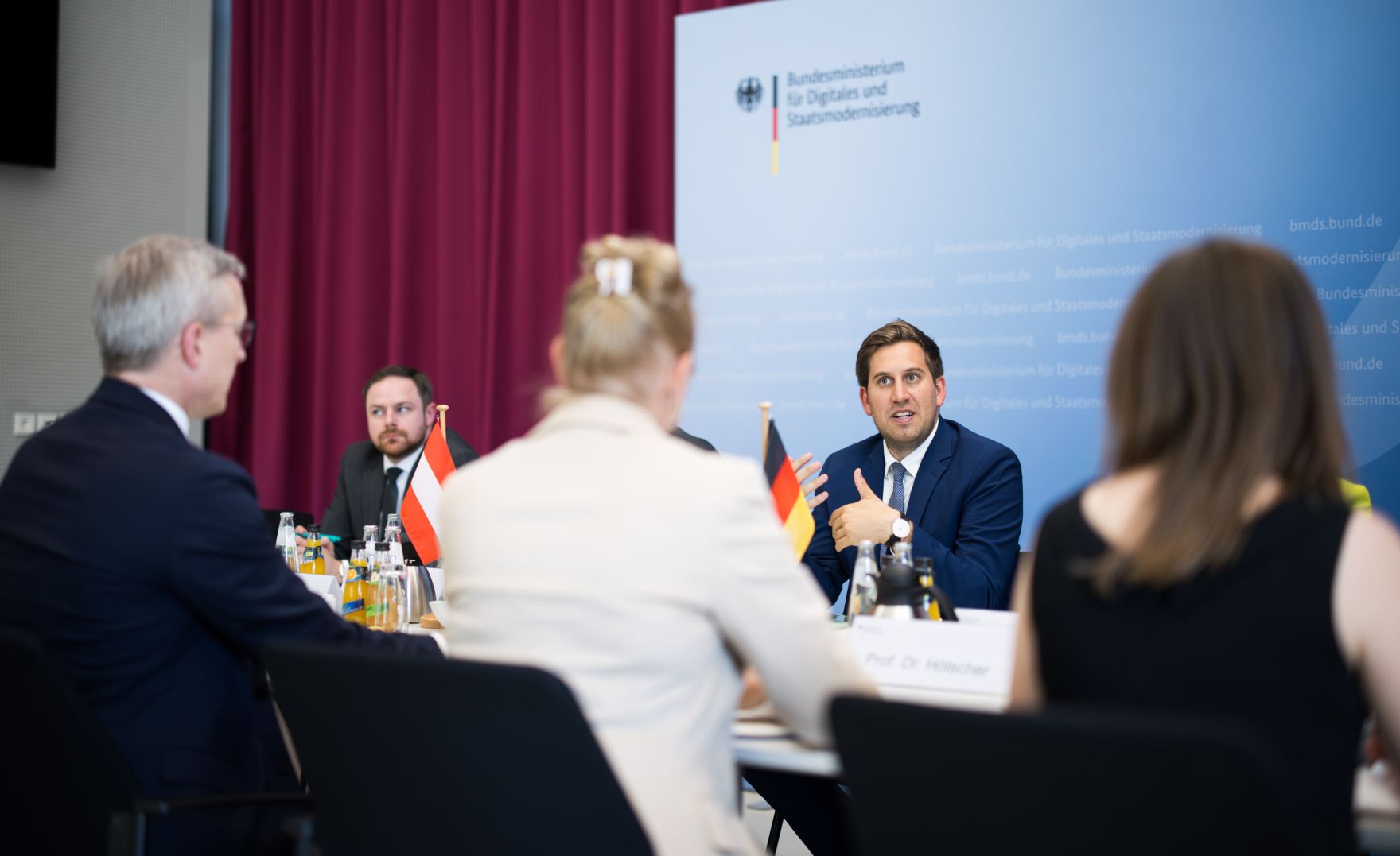 Am 1. Juli 2025 reiste Staatssekret&auml;r Alexander Pr&ouml;ll zu einem Arbeitsbesuch nach Deutschland. Im Bild im Gespr&auml;ch mit Karsten Wildberger, Bundesminister f&uuml;r Digitales und Staatsmodernisierung.