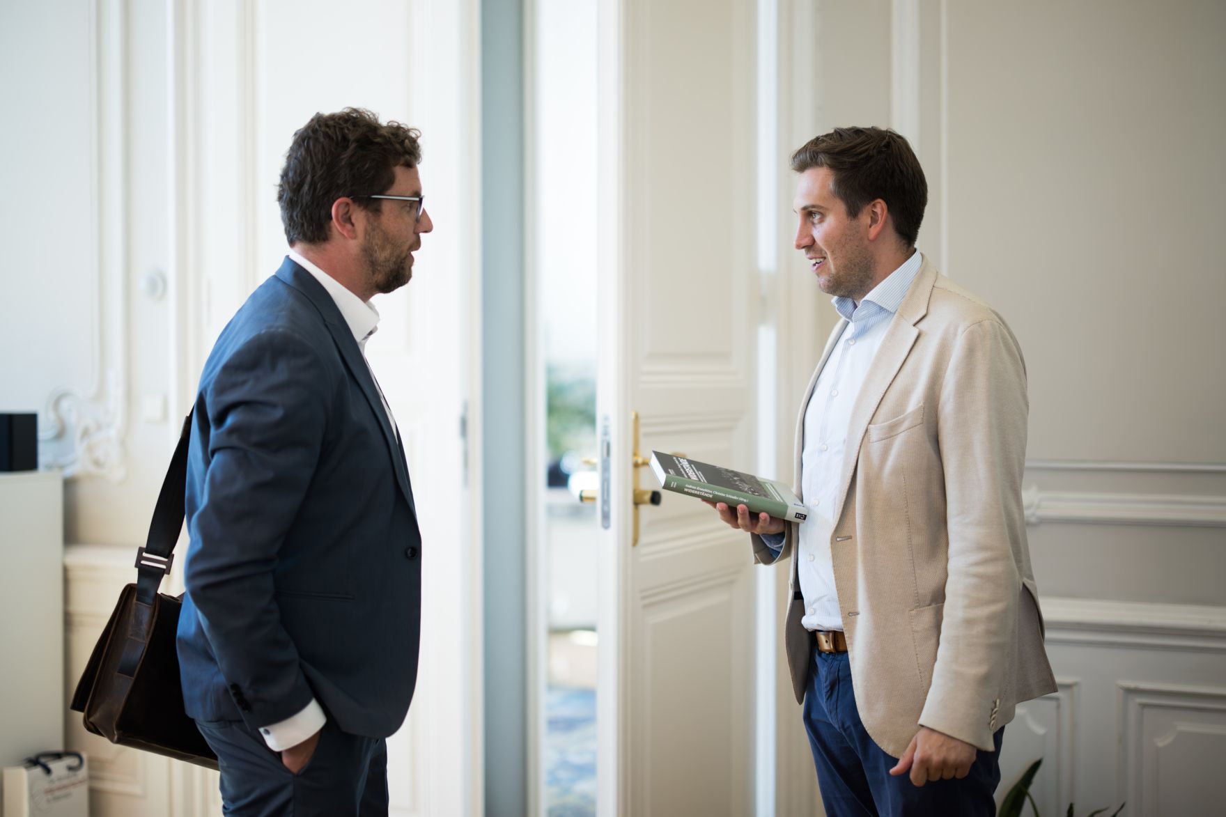 Am 3. Juli 2025 empfing Staatssekret&auml;r Alexander Pr&ouml;ll (r.) den Leiter vom Dokumentationsarchiv des &ouml;sterreichischen Widerstandes, Andreas Kranebitter (l.) zu einem Arbeitsgespr&auml;ch.