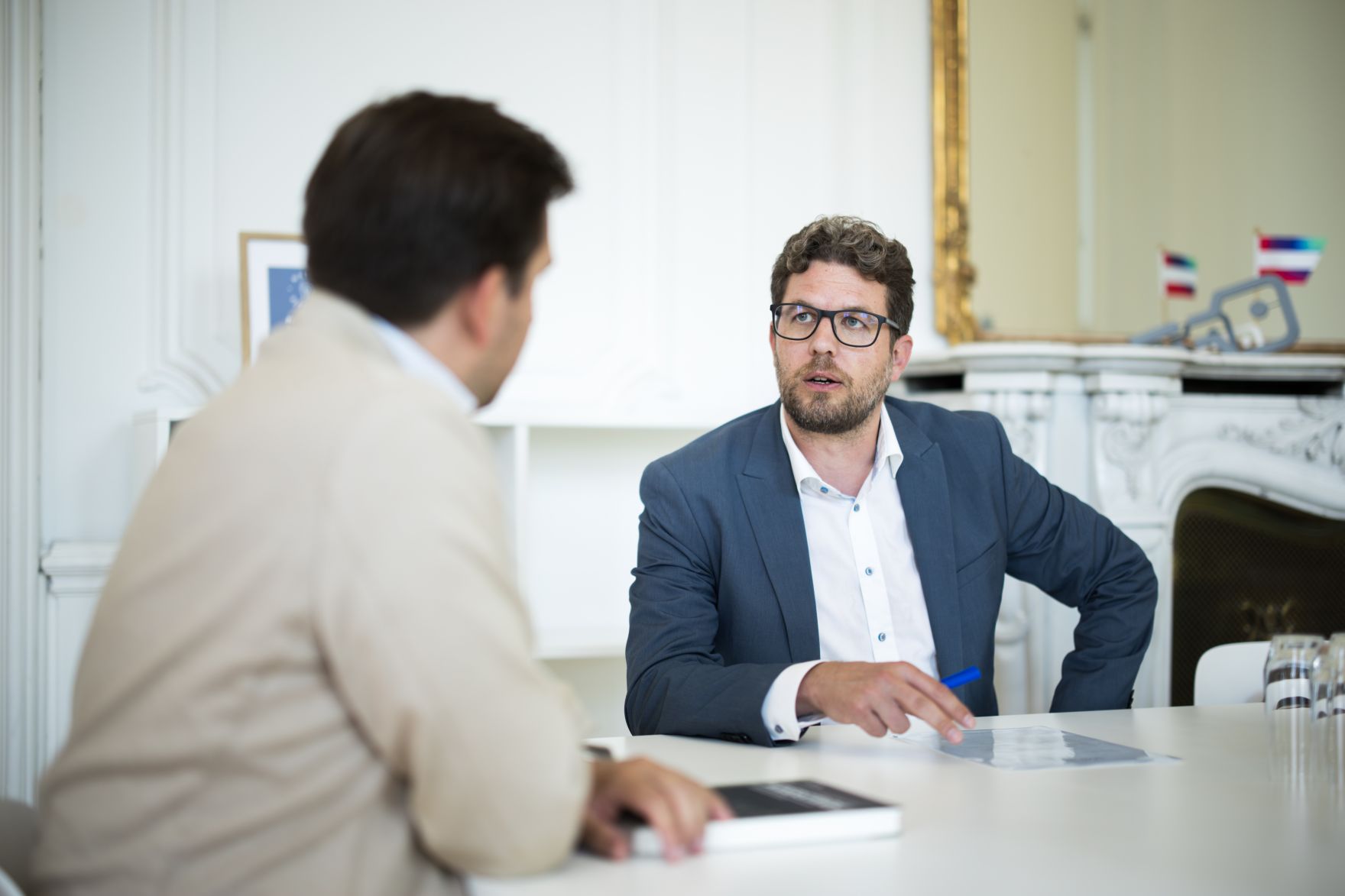 Am 3. Juli 2025 empfing Staatssekret&auml;r Alexander Pr&ouml;ll (l.) den Leiter vom Dokumentationsarchiv des &ouml;sterreichischen Widerstandes, Andreas Kranebitter (r.) zu einem Arbeitsgespr&auml;ch.