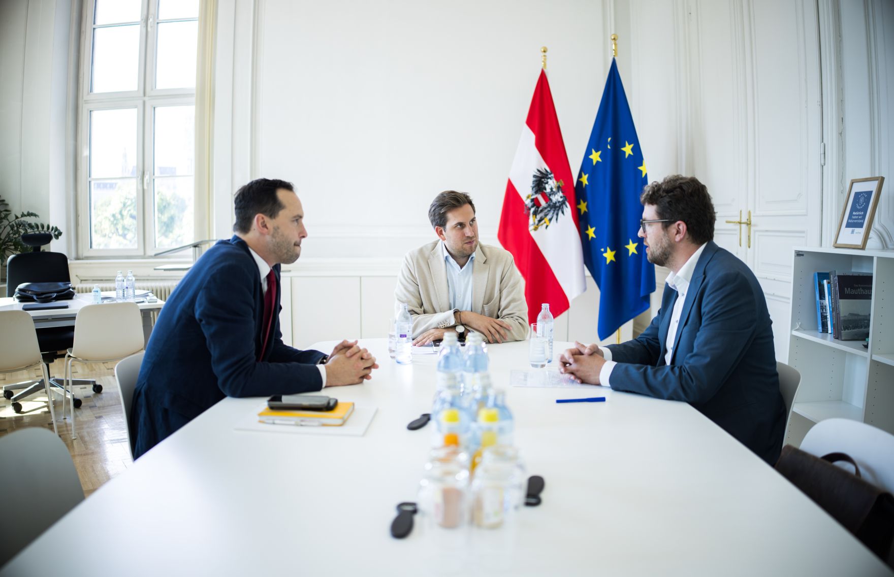 Am 3. Juli 2025 empfing Staatssekret&auml;r Alexander Pr&ouml;ll (m.) den Leiter vom Dokumentationsarchiv des &ouml;sterreichischen Widerstandes, Andreas Kranebitter (r.) zu einem Arbeitsgespr&auml;ch.