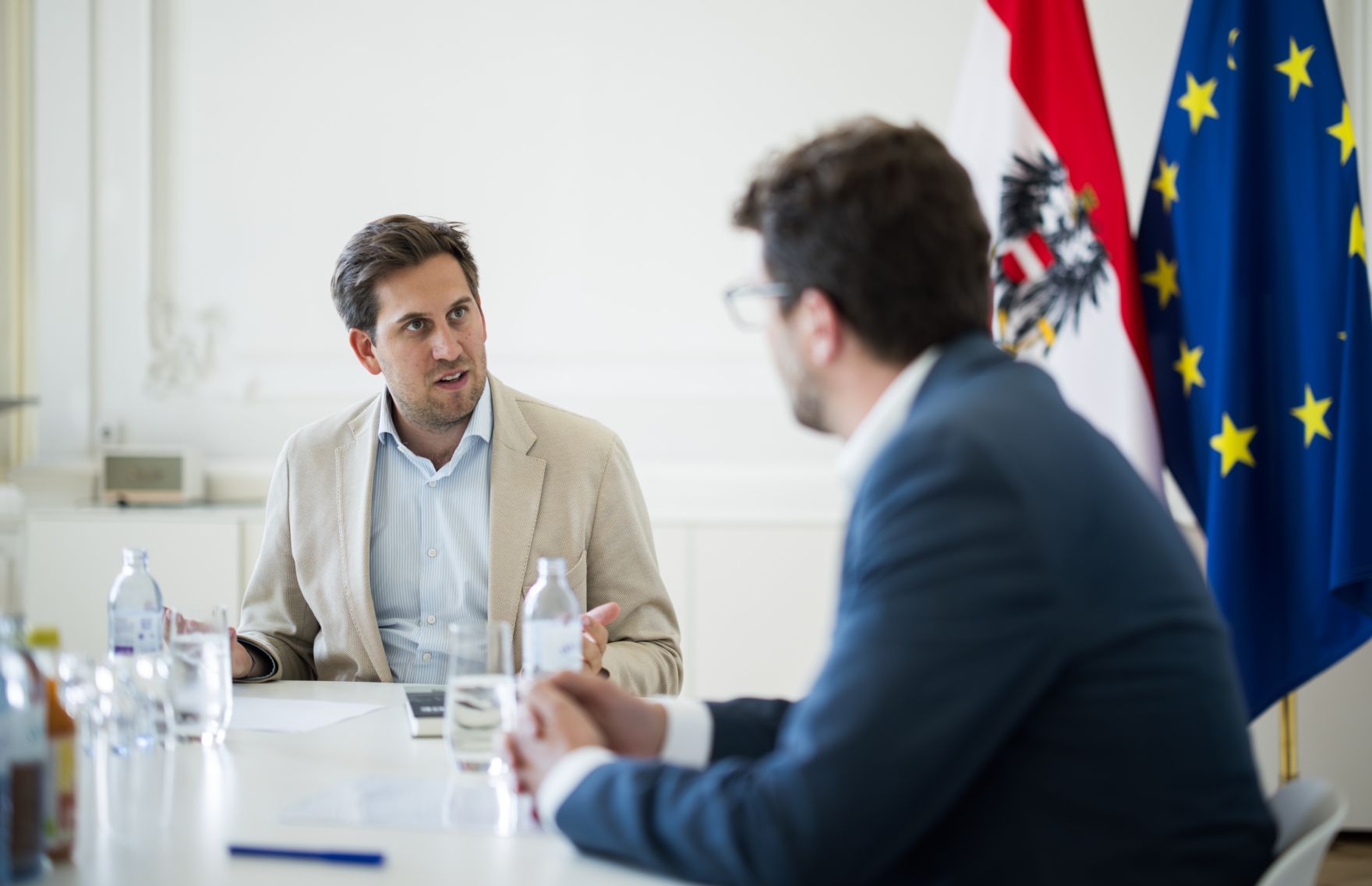 Am 3. Juli 2025 empfing Staatssekret&auml;r Alexander Pr&ouml;ll (l.) den Leiter vom Dokumentationsarchiv des &ouml;sterreichischen Widerstandes, Andreas Kranebitter (r.) zu einem Arbeitsgespr&auml;ch.