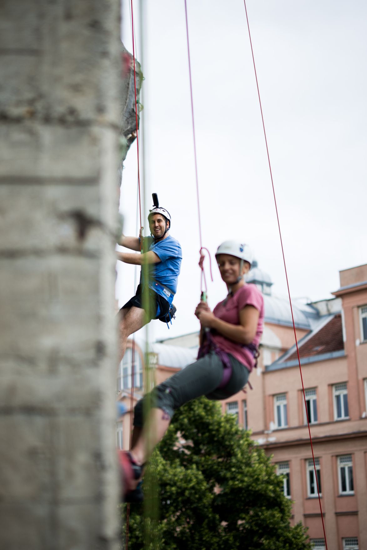 Am 7. Juli 2025 besuchte Staatssekret&auml;r Alexander Pr&ouml;ll (l.) im Rahmen der ID-Austria Servicetour die Kletteranlage des &Ouml;sterreichischen Alpenvereins beim Haus des Meeres in Wien. Im Bild gemeinsam mit Staatssekret&auml;rin Michaela Schmidt (r.) bei der ID-Austria Challenge.