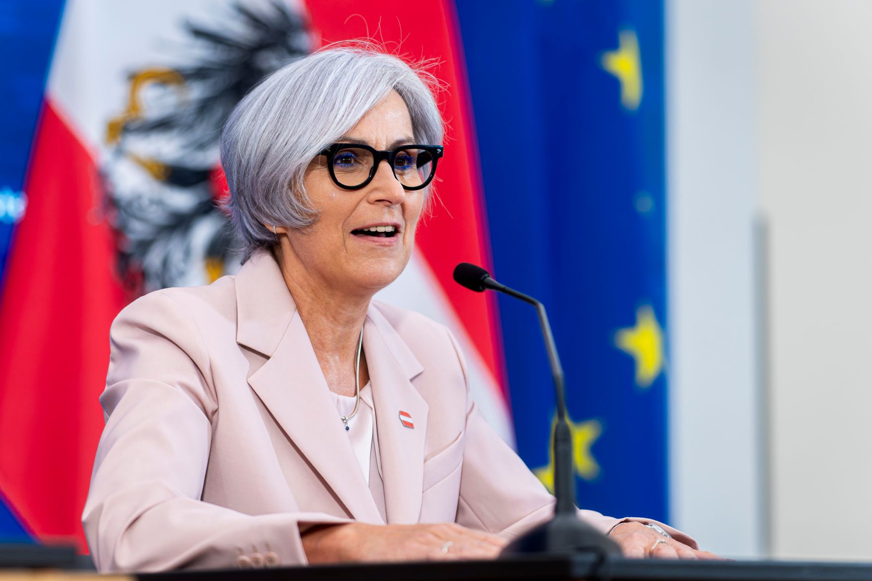 Am 9. Juli 2025 nahmen Bundesministerin Beate Meinl-Reisinger, Bundesministerin Anna Sporrer (im Bild) und Staatssekret&auml;r Alexander Pr&ouml;ll am Pressefoyer nach dem Ministerrat teil.