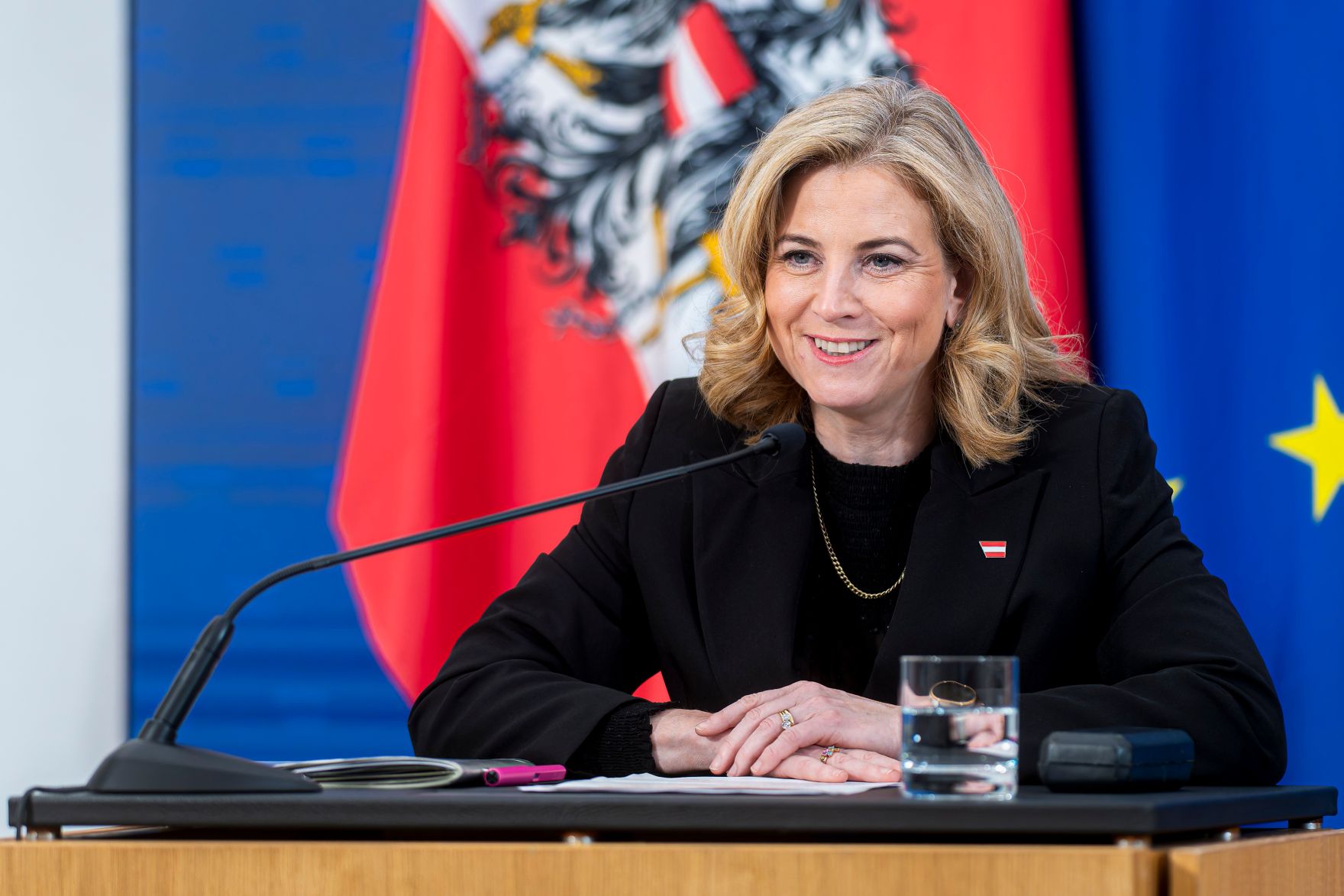 Am 9. Juli 2025 nahmen Bundesministerin Beate Meinl-Reisinger (im Bild), Bundesministerin Anna Sporrer und Staatssekret&auml;r Alexander Pr&ouml;ll am Pressefoyer nach dem Ministerrat teil.