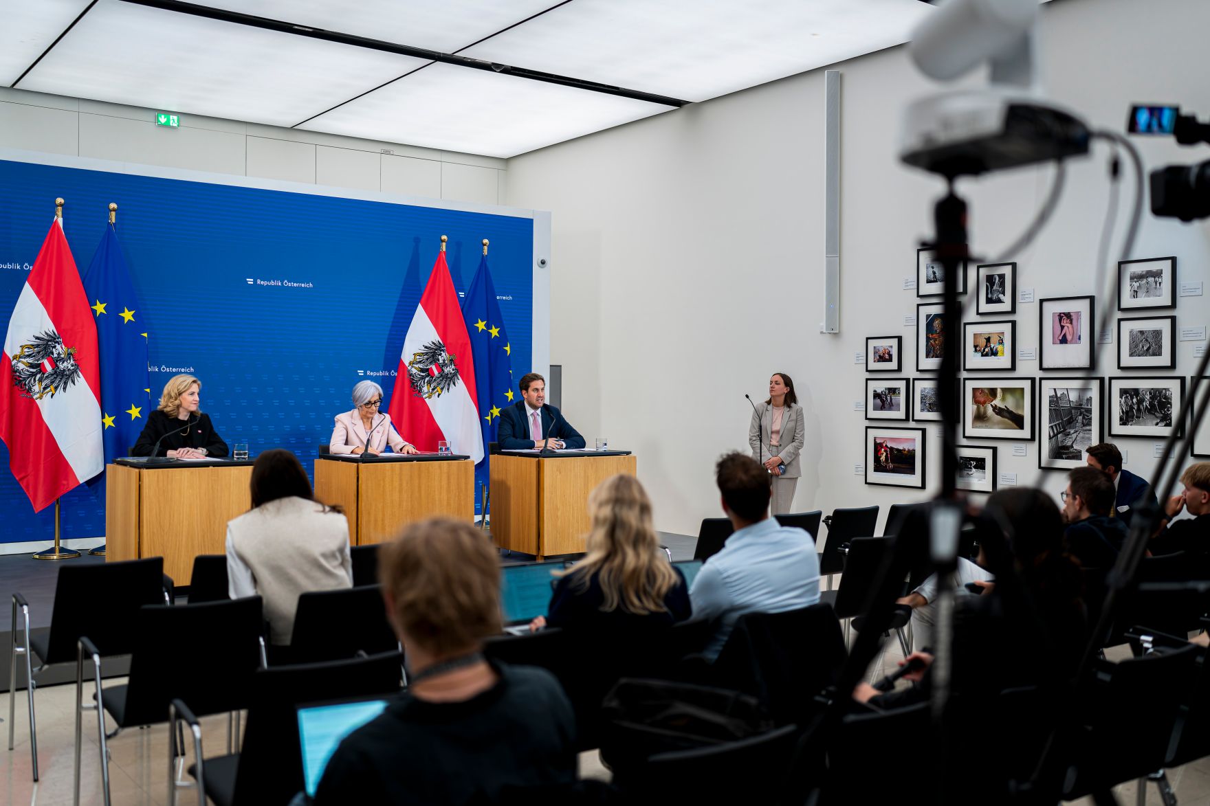 Am 9. Juli 2025 nahmen Bundesministerin Beate Meinl-Reisinger (l.), Bundesministerin Anna Sporrer (m.) und Staatssekret&auml;r Alexander Pr&ouml;ll (r.) am Pressefoyer nach dem Ministerrat teil.