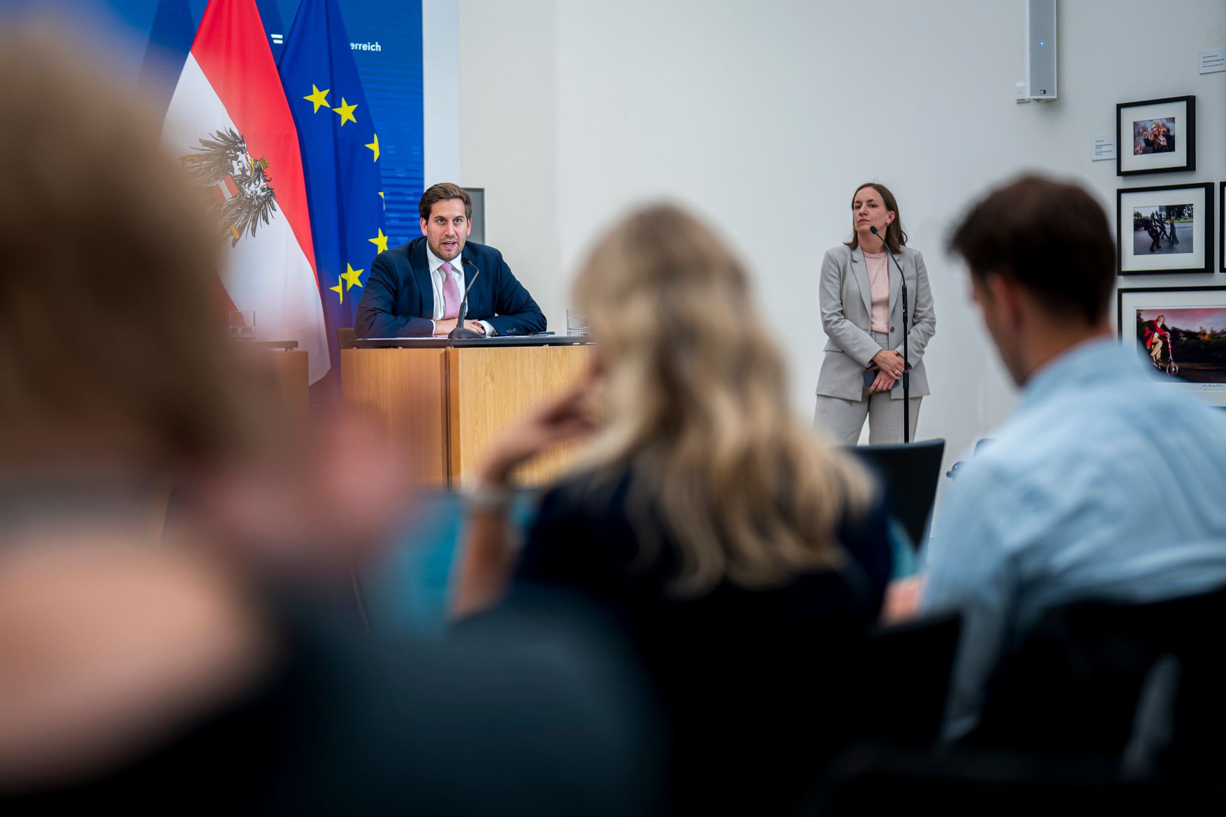 Am 9. Juli 2025 nahmen Bundesministerin Beate Meinl-Reisinger, Bundesministerin Anna Sporrer und Staatssekret&auml;r Alexander Pr&ouml;ll (m.) am Pressefoyer nach dem Ministerrat teil.