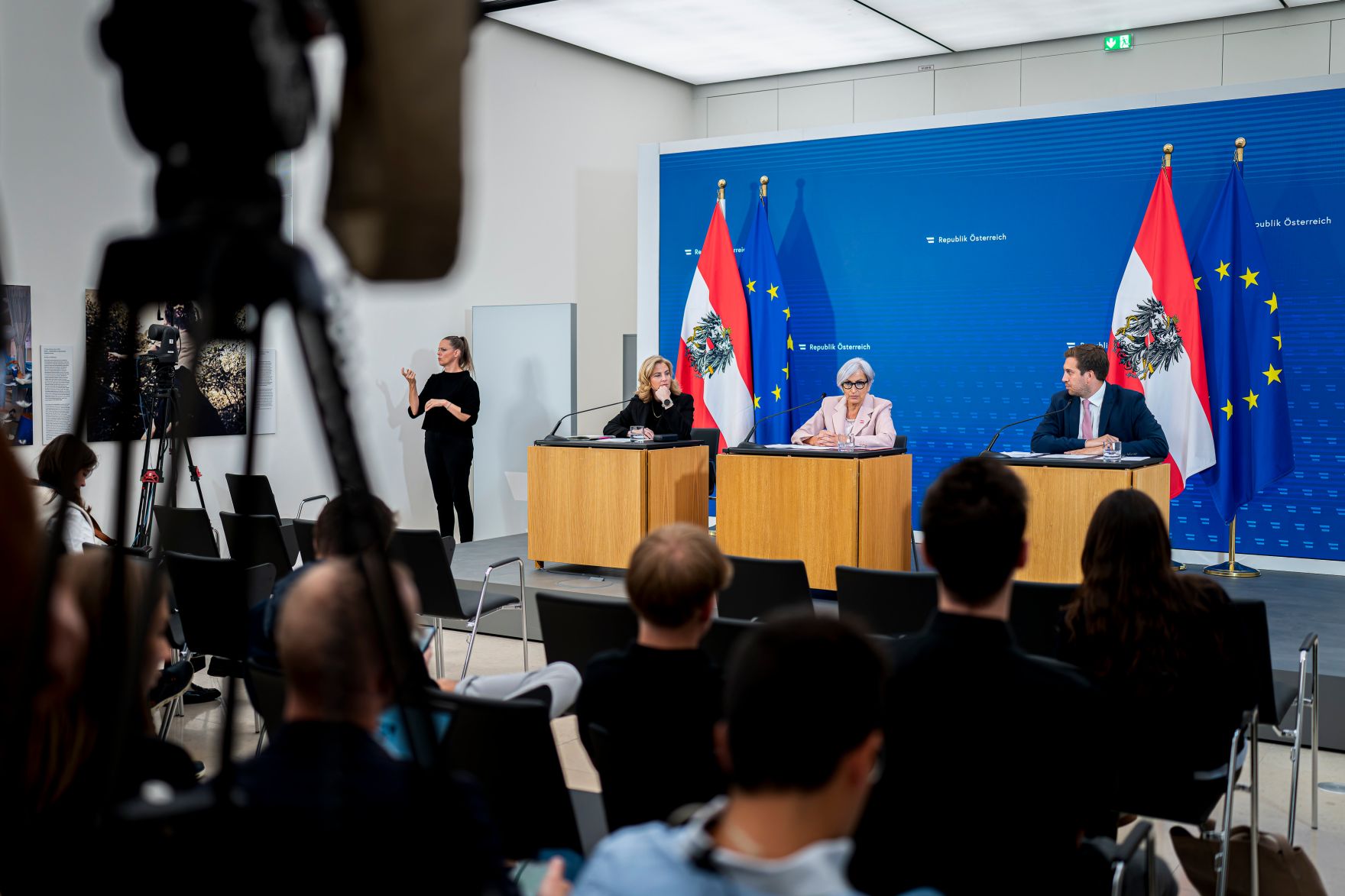 Am 9. Juli 2025 nahmen Bundesministerin Beate Meinl-Reisinger (l.), Bundesministerin Anna Sporrer (m.) und Staatssekret&auml;r Alexander Pr&ouml;ll (r.) am Pressefoyer nach dem Ministerrat teil.