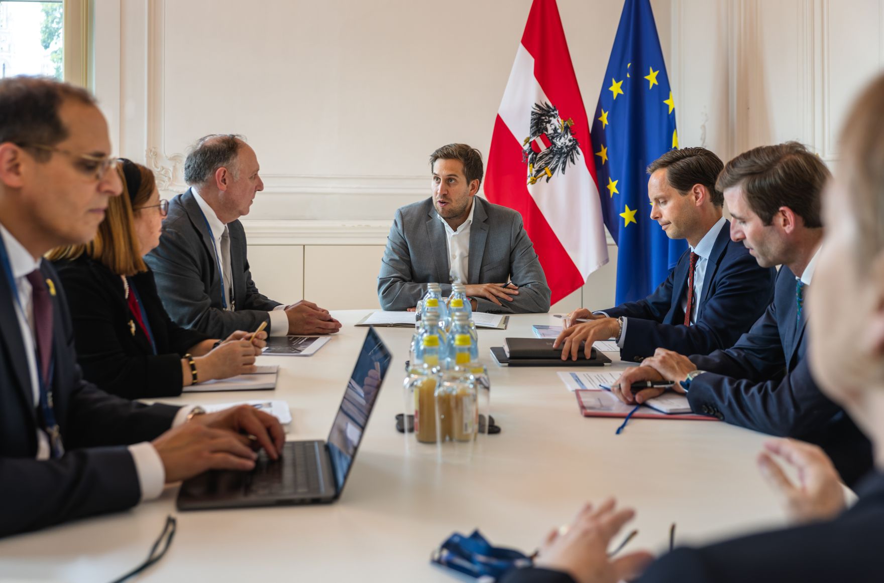 Am 10. Juli 2025 empfing Staatssekret&auml;r Alexander Pr&ouml;ll (m.) Vertreter und Vertreterinnen der Claims Konferenz zu einem Arbeitsgespr&auml;ch im Bundeskanzleramt.
