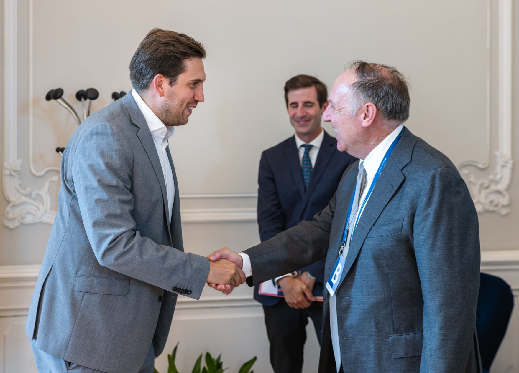 Am 10. Juli 2025 empfing Staatssekret&auml;r Alexander Pr&ouml;ll (l.) Vertreter und Vertreterinnen der Claims Konferenz zu einem Arbeitsgespr&auml;ch im Bundeskanzleramt.