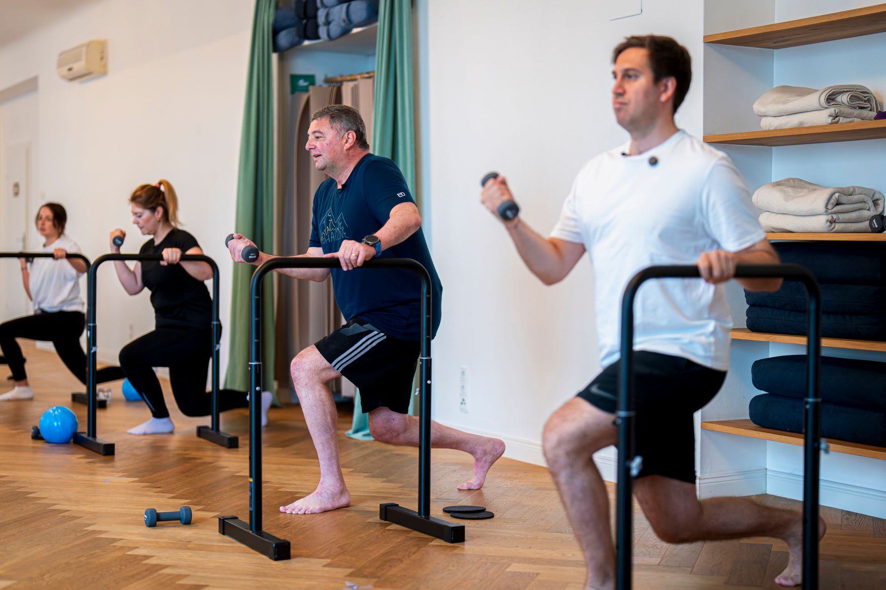 Am 11. Juli 2025 besuchte Staatssekret&auml;r Alexander Pr&ouml;ll (r.) im Rahmen der ID-Austria Servicetour gemeinsam mit Staatssekret&auml;r J&ouml;rg Leichtfried (2.v.r.) das Barre Workout von June. Im Bild bei der ID-Austria Challenge.