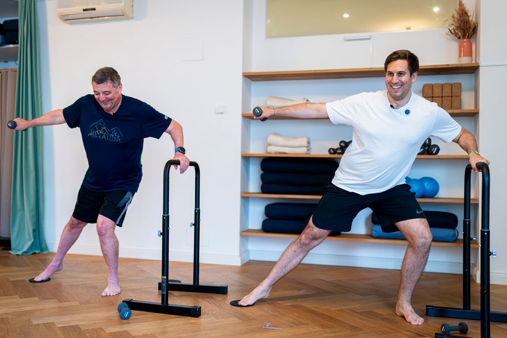 Am 11. Juli 2025 besuchte Staatssekret&auml;r Alexander Pr&ouml;ll (r.) im Rahmen der ID-Austria Servicetour gemeinsam mit Staatssekret&auml;r J&ouml;rg Leichtfried (l.) das Barre Workout von June. Im Bild bei der ID-Austria Challenge.