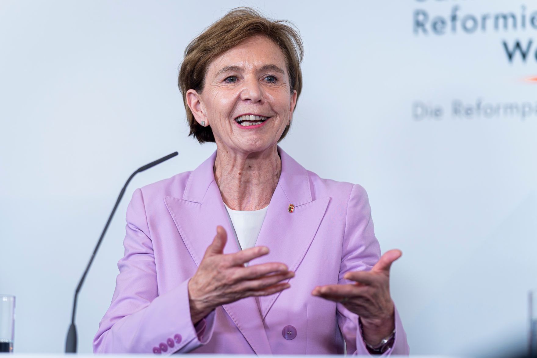 Am 21. Juli 2025 nahm Staatssekret&auml;r Alexander Pr&ouml;ll mit Staatssekret&auml;r J&ouml;rg Leichtfried und Staatssekret&auml;r Josef Schellhorn am ersten Reformpartnerschaftstreffen teil. Im Bild mit Landtagspr&auml;sidentin Brigitta Pallauf.