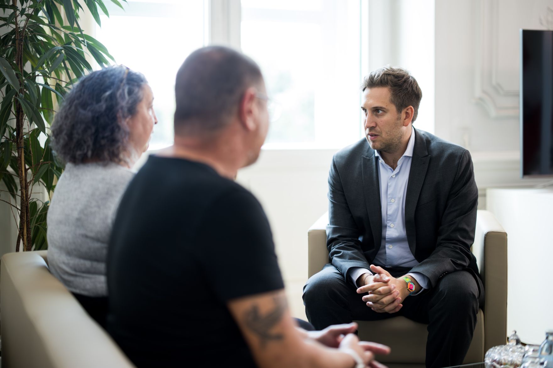 Am 28. Juli 2025 empfing Staatssekret&auml;r Alexander Pr&ouml;ll (r.) das j&uuml;dische Ehepaar, dem aufgrund ihrer israelischen Herkunft der Einlass in einem Campingplatz in Tirol verweigert wurde.