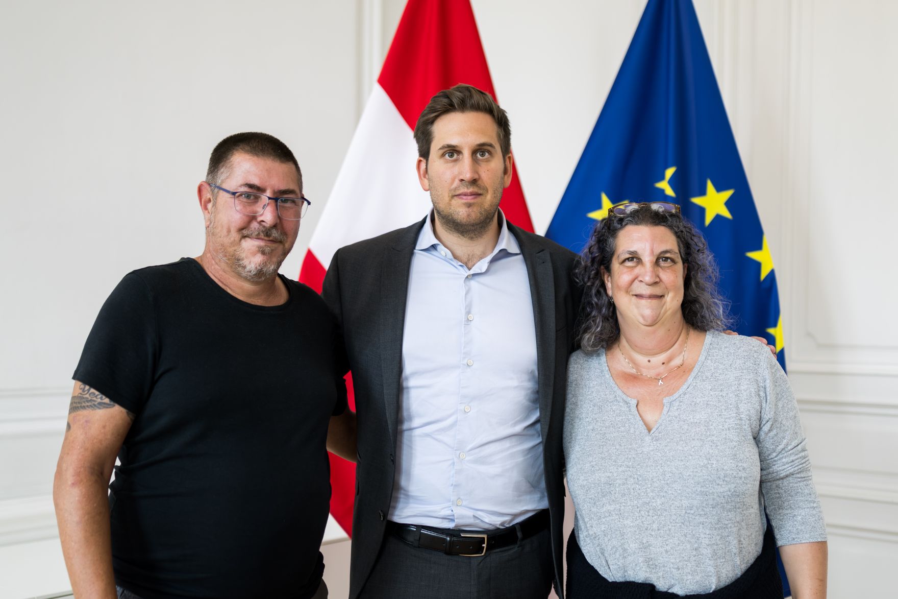 Am 28. Juli 2025 empfing Staatssekret&auml;r Alexander Pr&ouml;ll (m.) das j&uuml;dische Ehepaar, dem aufgrund ihrer israelischen Herkunft der Einlass in einem Campingplatz in Tirol verweigert wurde.