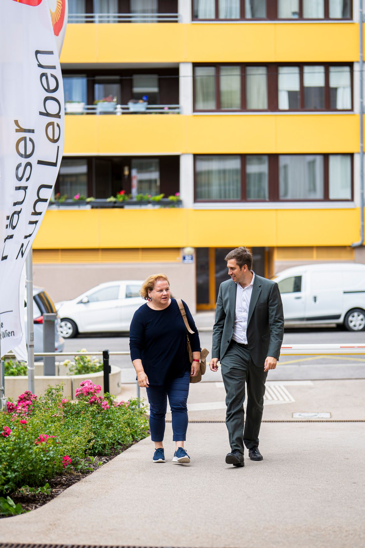Am 29. Juli 2025 besuchte Staatssekret&auml;r Alexander Pr&ouml;ll (r.) gemeinsam mit Bundesministerin Korinna Schumann (l.) im Rahmen der ID-Austria Servicetour das &bdquo;Haus Penzing&ldquo; in Wien.