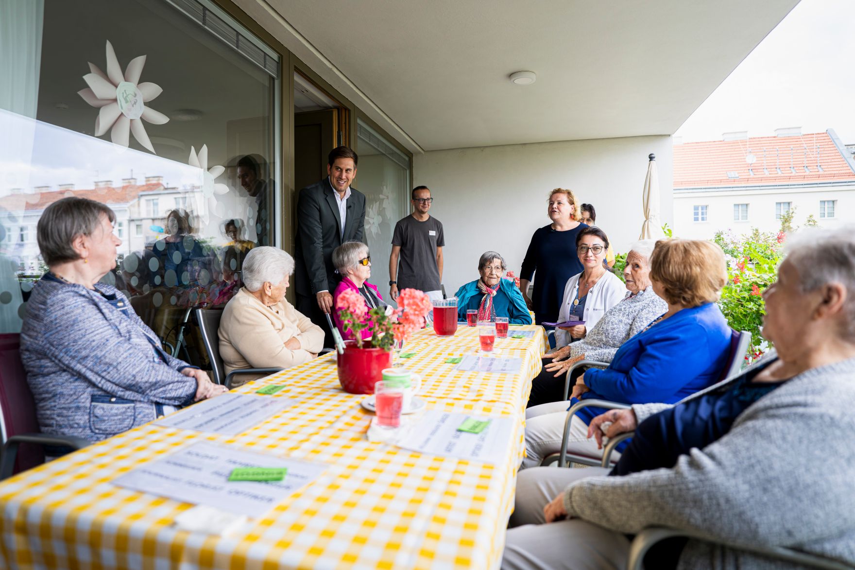 Am 29. Juli 2025 besuchte Staatssekret&auml;r Alexander Pr&ouml;ll gemeinsam mit Bundesministerin Korinna Schumann im Rahmen der ID-Austria Servicetour das &bdquo;Haus Penzing&ldquo; in Wien.