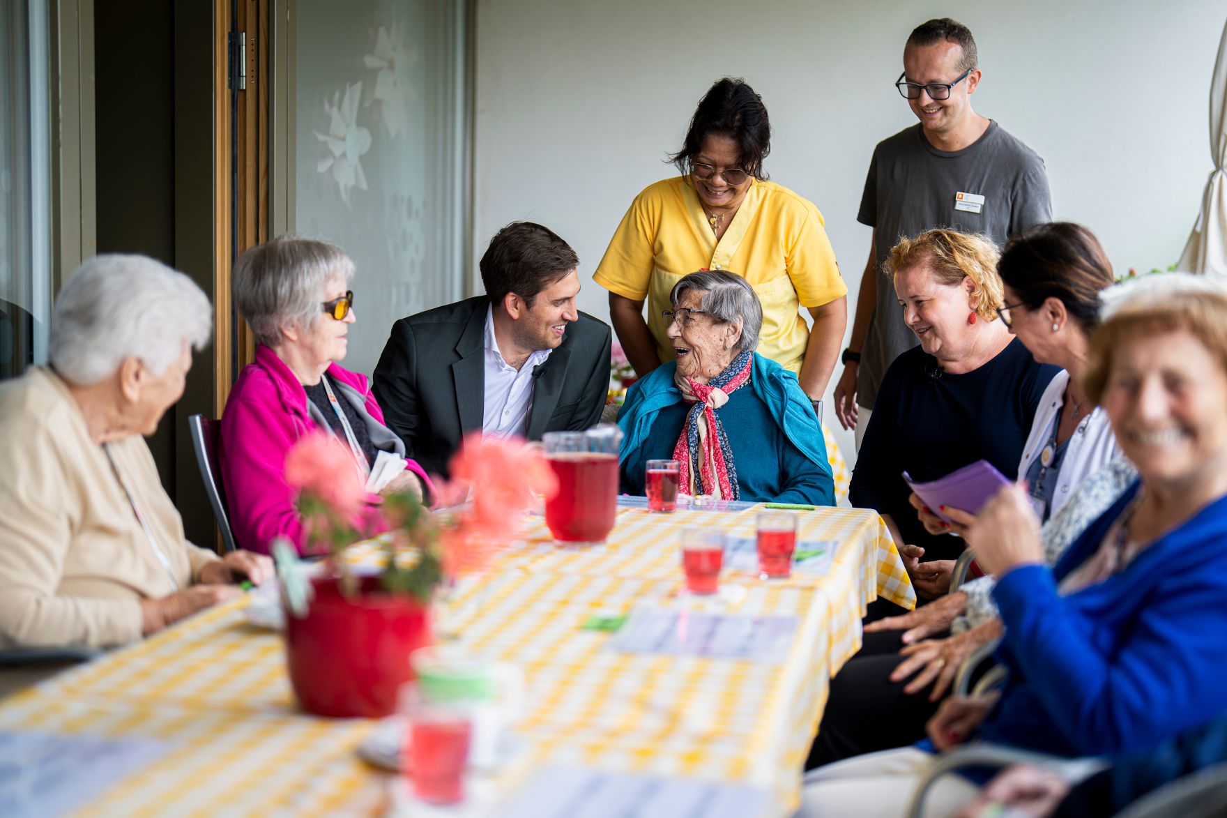 Am 29. Juli 2025 besuchte Staatssekret&auml;r Alexander Pr&ouml;ll (3.v.l.) gemeinsam mit Bundesministerin Korinna Schumann (3.v.r.) im Rahmen der ID-Austria Servicetour das &bdquo;Haus Penzing&ldquo; in Wien.