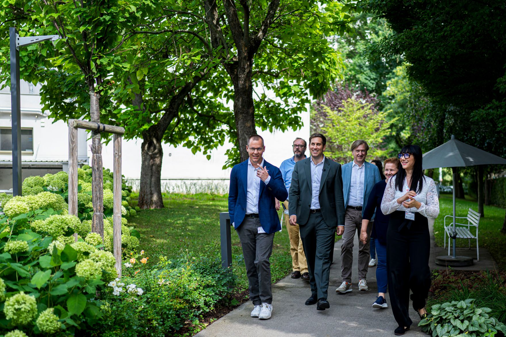 Am 29. Juli 2025 besuchte Staatssekret&auml;r Alexander Pr&ouml;ll (m.) gemeinsam mit Bundesministerin Korinna Schumann (2.v.l.) im Rahmen der ID-Austria Servicetour das &bdquo;Haus Penzing&ldquo; in Wien.