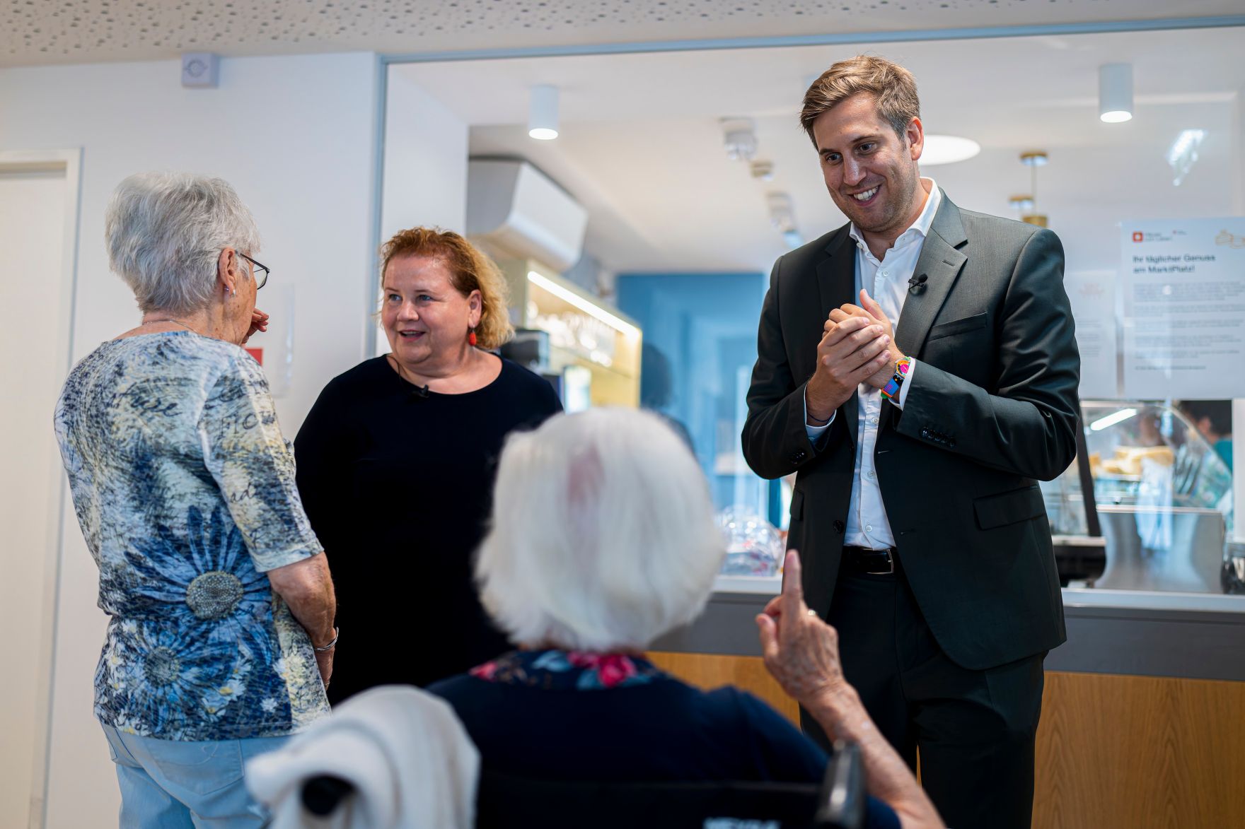 Am 29. Juli 2025 besuchte Staatssekret&auml;r Alexander Pr&ouml;ll (r.) gemeinsam mit Bundesministerin Korinna Schumann (2.v.l.) im Rahmen der ID-Austria Servicetour das &bdquo;Haus Penzing&ldquo; in Wien.
