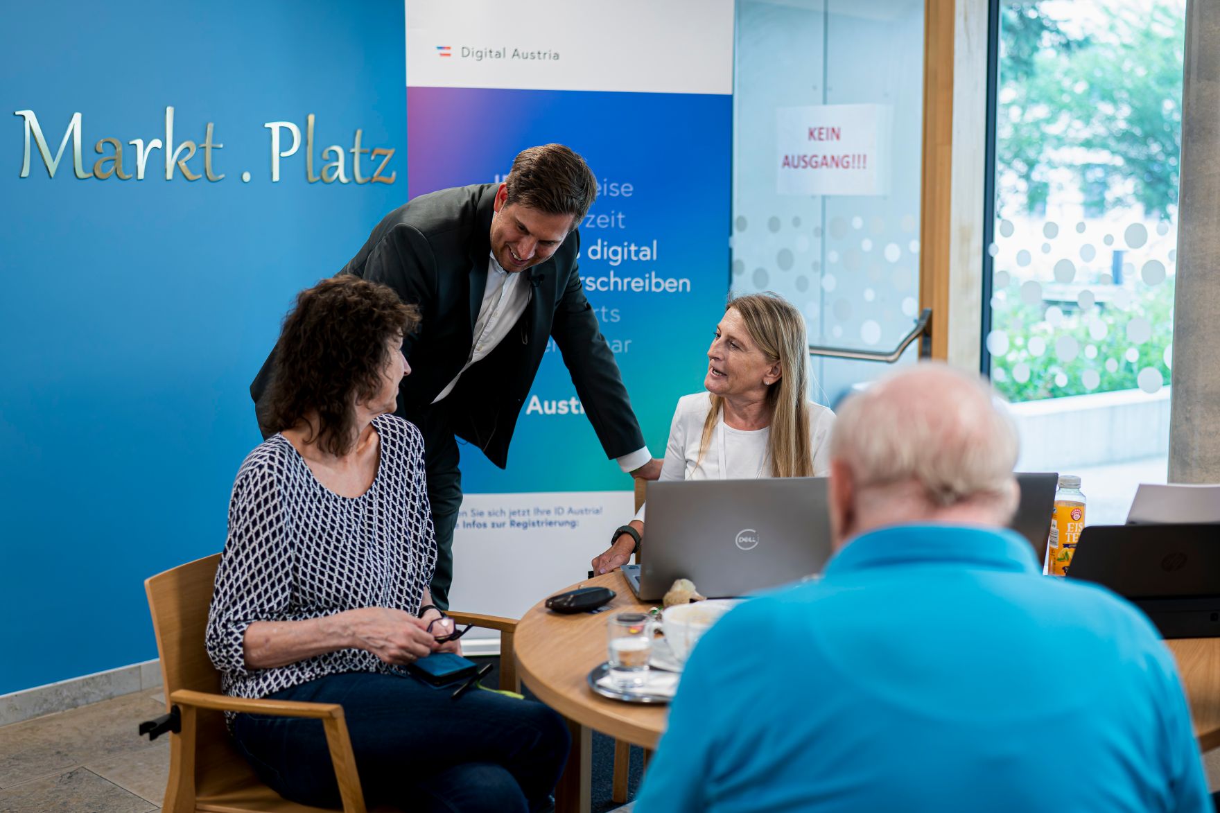 Am 29. Juli 2025 besuchte Staatssekret&auml;r Alexander Pr&ouml;ll (m.l.) gemeinsam mit Bundesministerin Korinna Schumann im Rahmen der ID-Austria Servicetour das &bdquo;Haus Penzing&ldquo; in Wien.